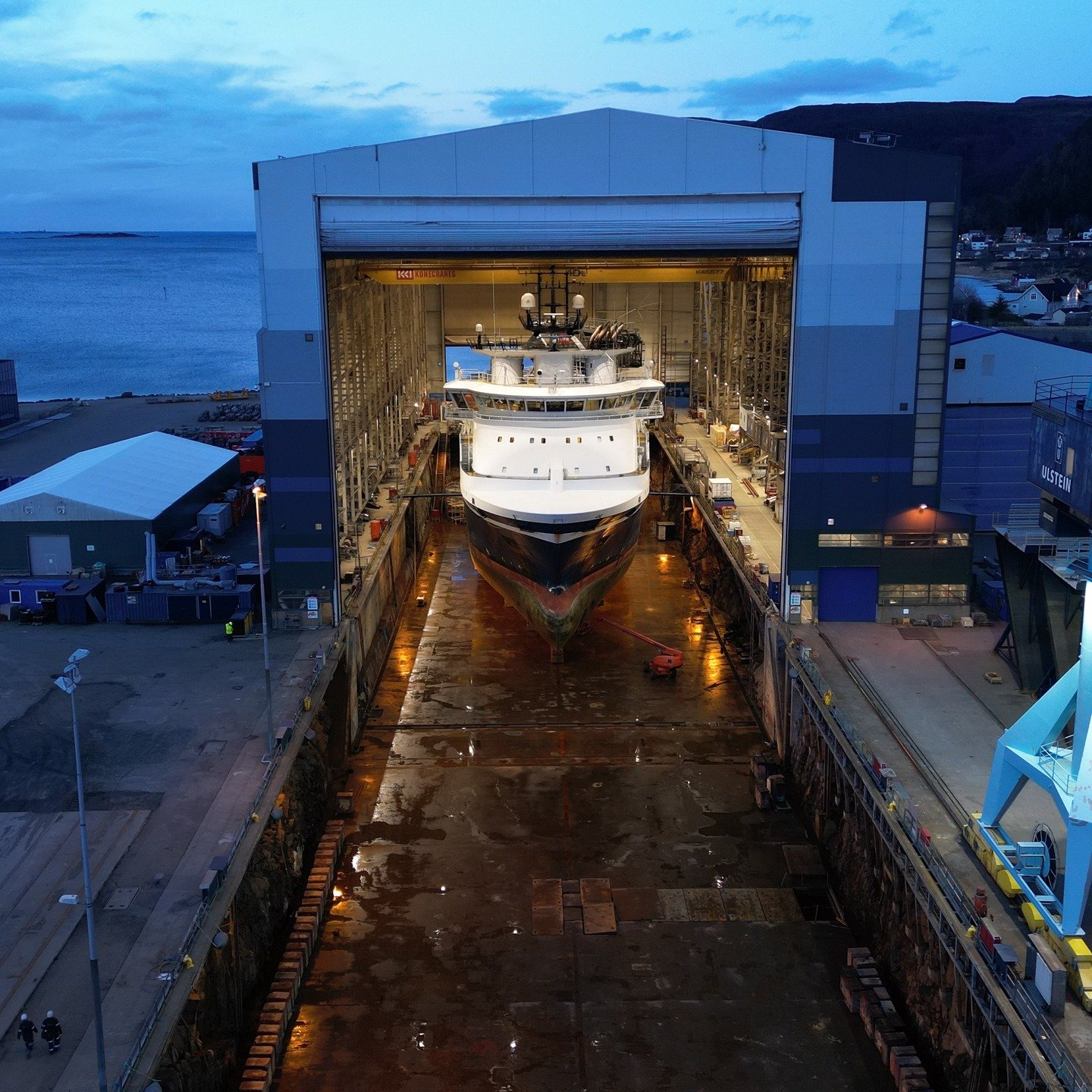 🌊 Walk-to- work fart&oslash;yet Island Clipper ligg for tida i dokkhallen p&aring; Ulstein Verft for ti-&aring;rs klassing. Der blir mellom anna motorar, thrusterar samt gangvegen overhalt🔧, og ikkje minst vil b&aring;ten f&aring; eit nytt lag med 