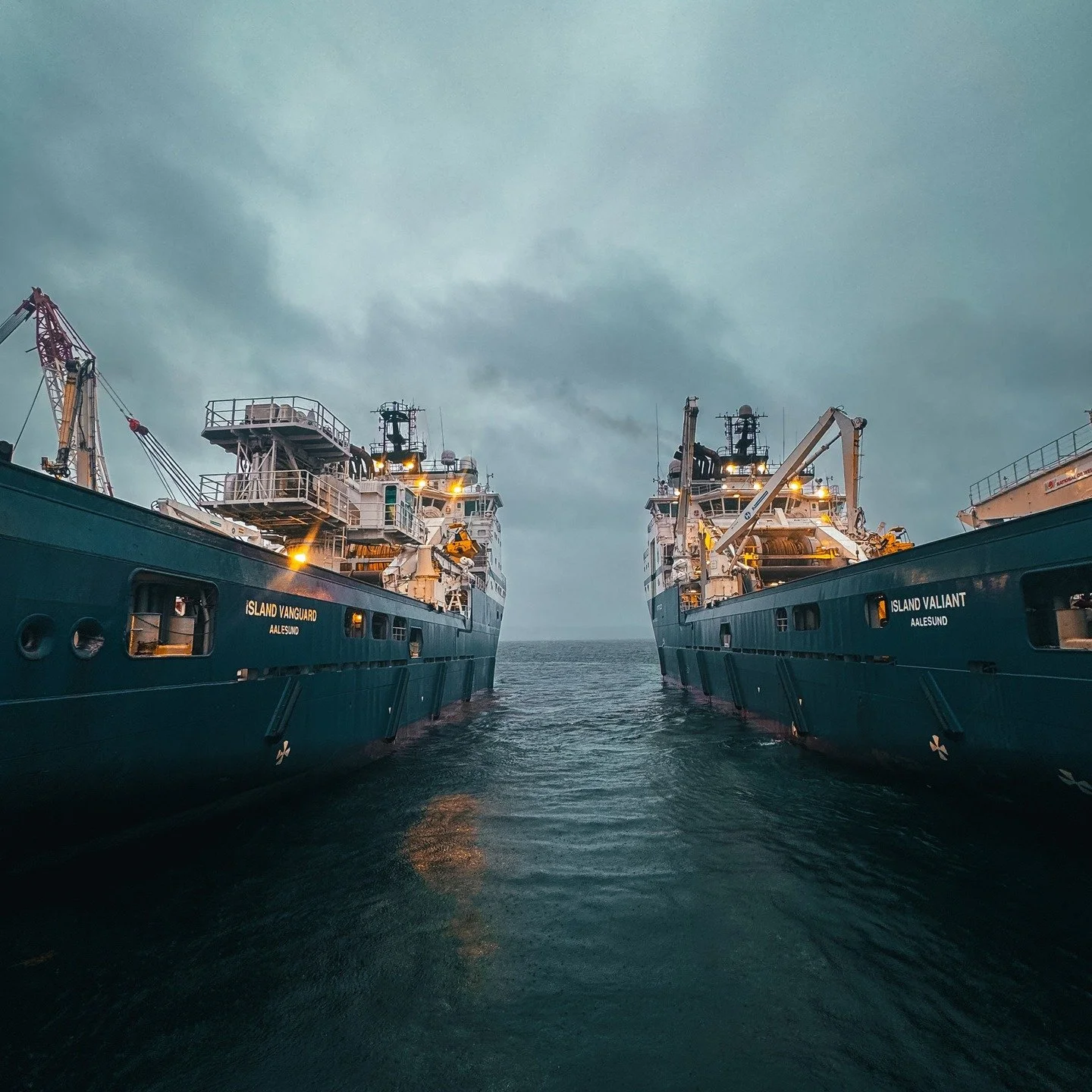 ⚓ Ankerhandterarane v&aring;re Island Vanguard og Island Valiant jobbar som parhestar i blant og er involverte i same prosjekta. Det synes vi er ekstra stas! 👏

👉 Her ser du dei under mobilisering p&aring; Sl&oslash;v&aring;g, og under riggflytt p&