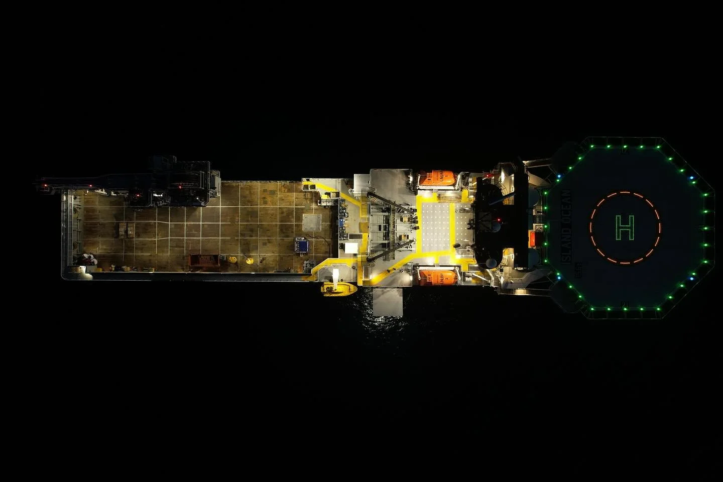 🌊 Island Ocean har funne sommaren! 

Skipet ligg no i varmare farvatn 🌴☀️ utanfor Afrikas vestkyst og nyt gode sommartemperaturar 🌡️ medan dei leverer topp arbeid med survey, IMR og inspeksjon mot FPSO p&aring; feltet.

✨ Nattstemning deluxe!

Mic