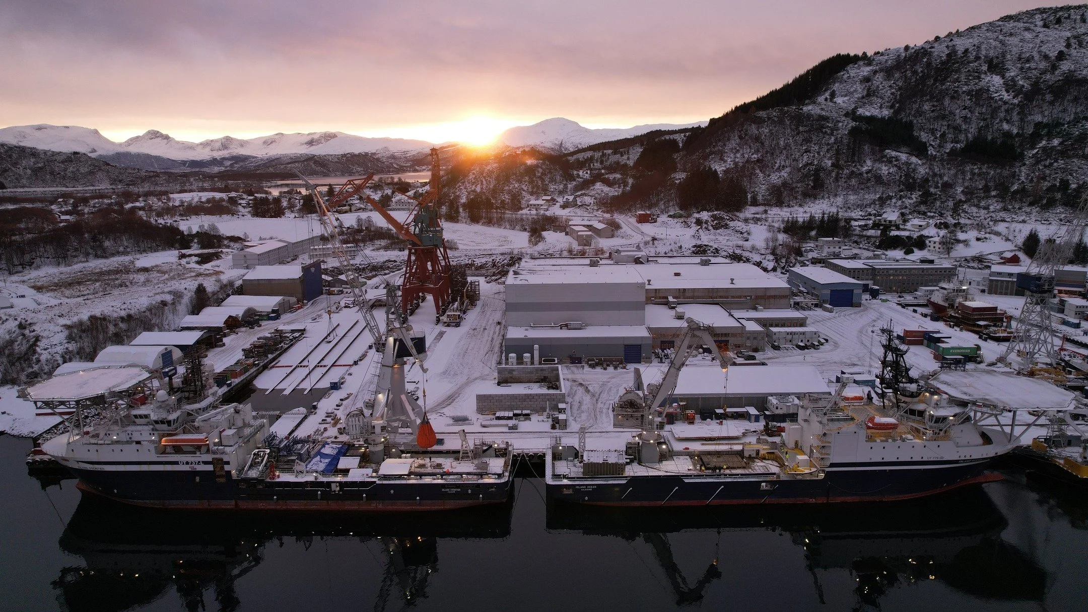 🤗 Vi er s&aring; heldige &aring; f&aring; to langvegsfarande s&oslash;stre p&aring; bes&oslash;k i Ulsteinvik. Begge to kom fr&aring; sommarvarmen utanfor kysten av det afrikanske kontinentet, og skal no klargjerast for neste jobb🔧🔩.

Her ser du I