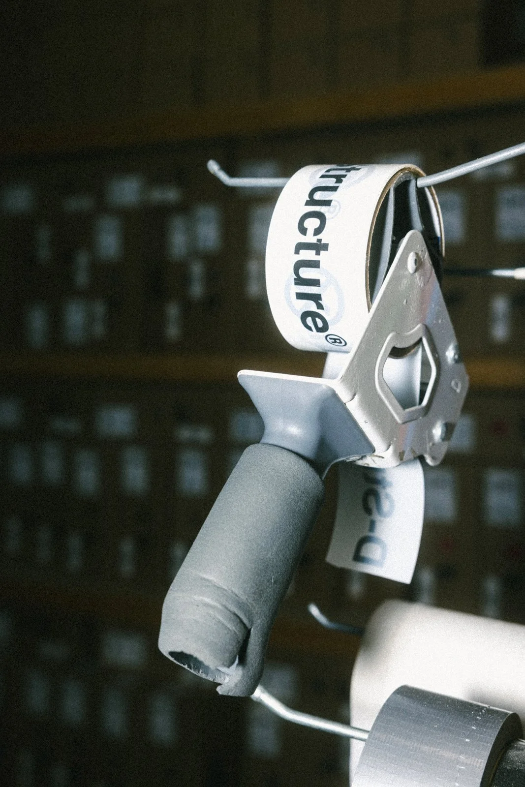 Une machine à imprimer ou à enrouler du papier pour offrir une finition nette, avec une pièce en métal et une poignée pour manipulation.