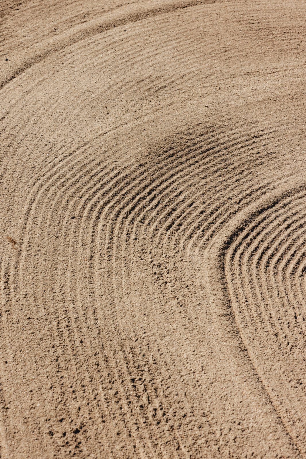 Photo de sable avec des motifs de rainures circulaires 