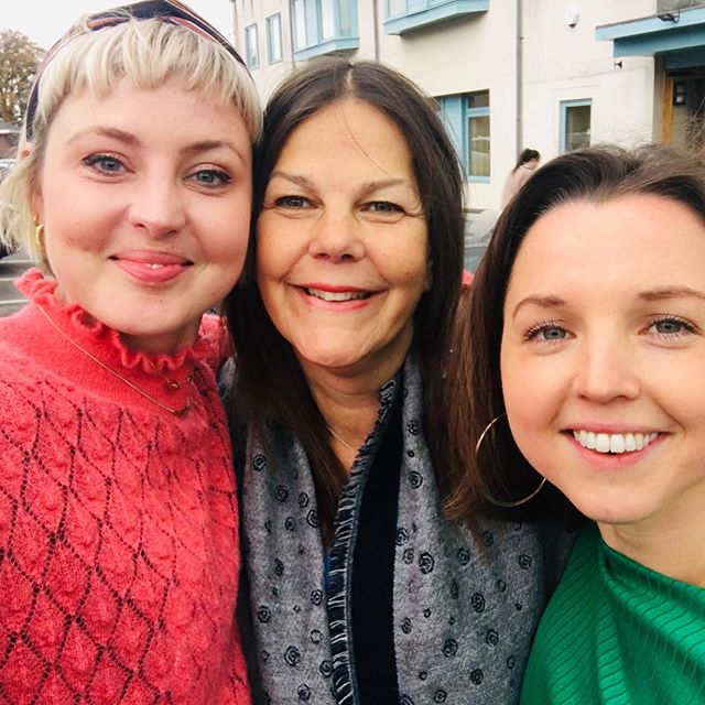 On the left the incredible Kris Hallenga, aka @howtoglitteraturd. Stage four cancer thriver for 11 frickin years. Founder of @coppafeel, the national charity educating women (especially young ones) in early detection of breast cancer. Bizarrely asked