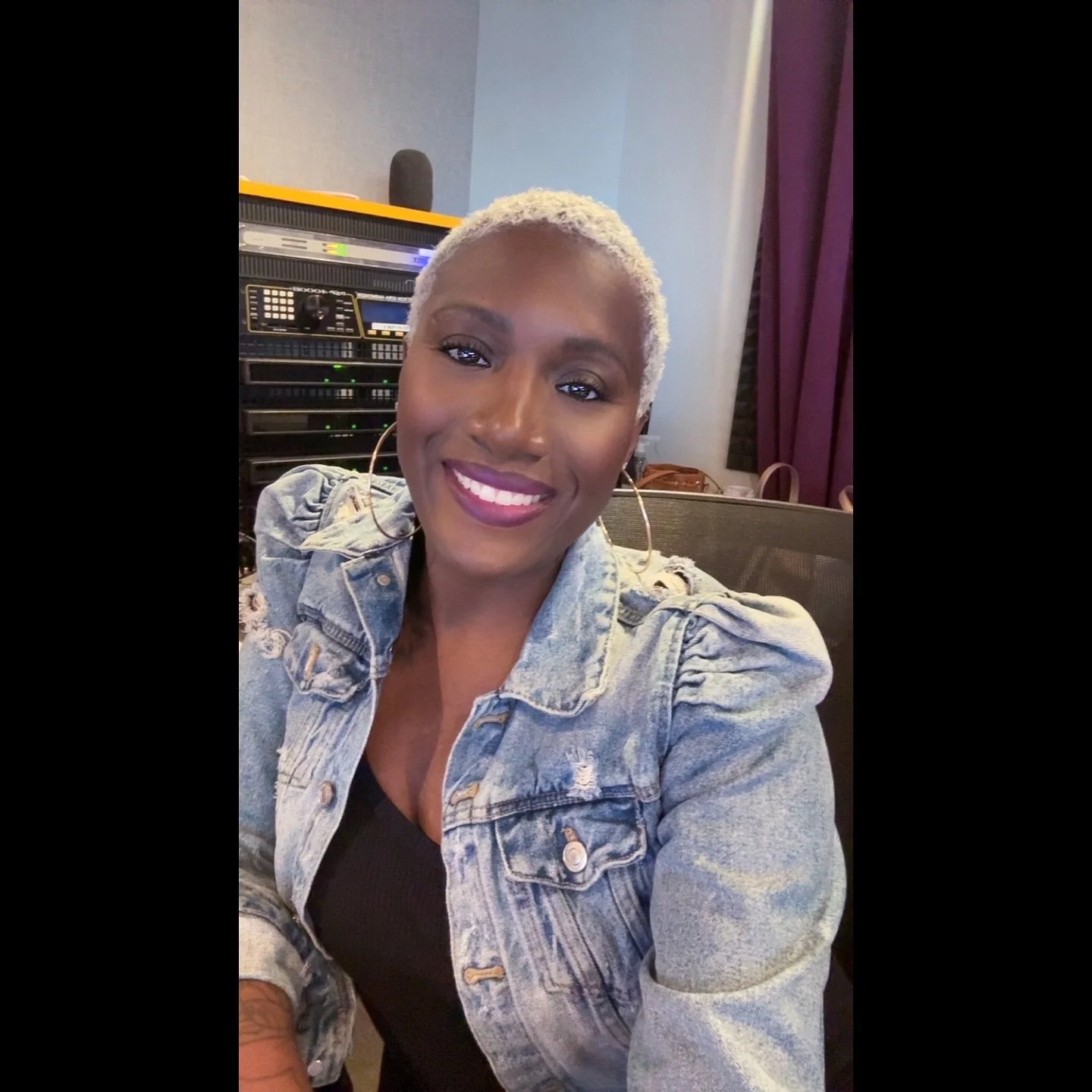 A little midday check in&hellip; #VJInTheMidday on ya radio til 3p ERRRR weekday on MAJIC 102.3 &amp; 92.7! 🔥 Worldwide: MyMajicDC.com

Do y&rsquo;all still have Cardi on repeat in the car??? I do. 🎶💨