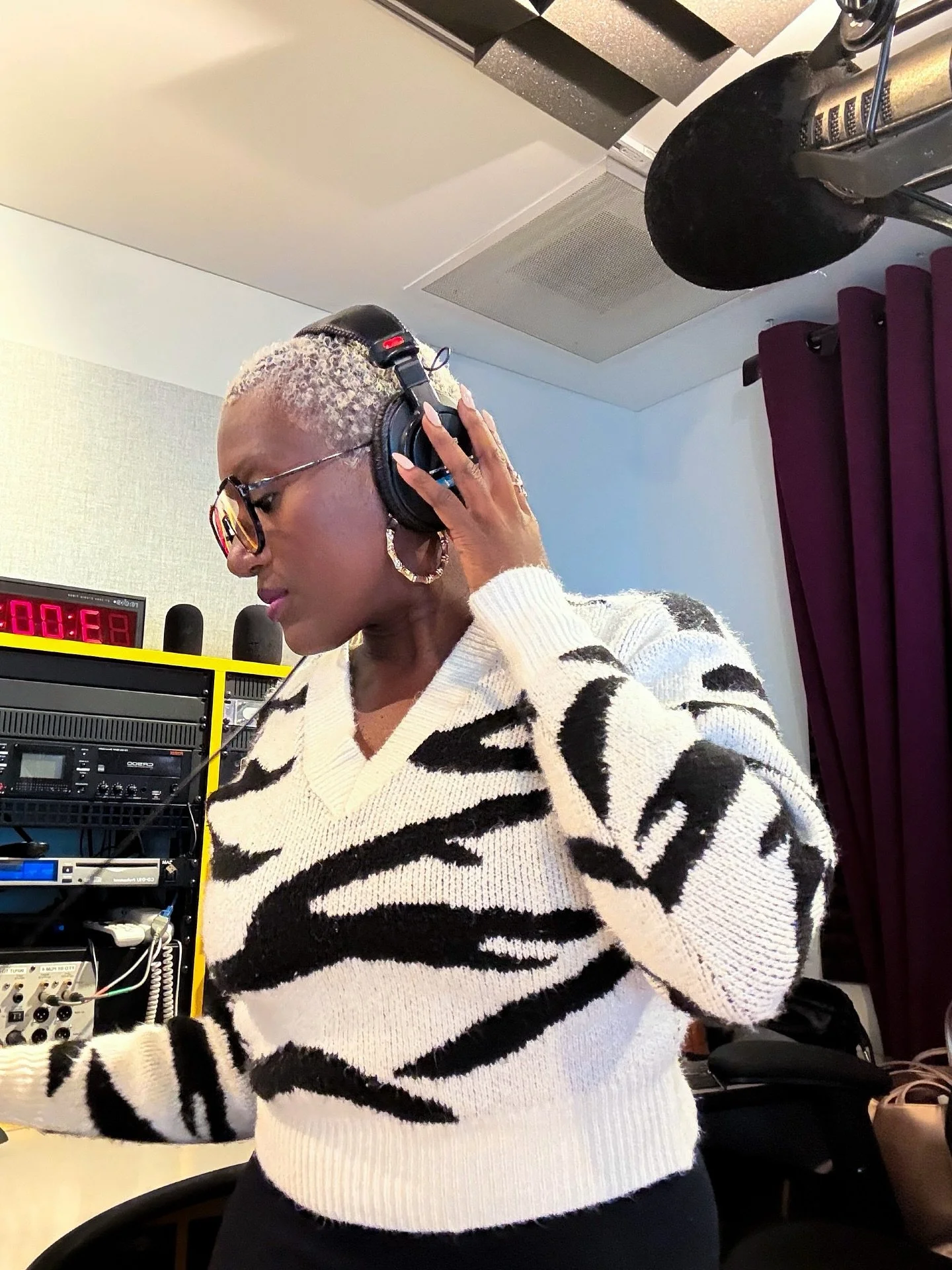 Let&rsquo;s take a ride tomorrow&hellip; I&rsquo;m picking you up at 10am so make sure you&rsquo;re ready! We&rsquo;re going to listen to some good music, have some grown folk convo, dance a lil bit &amp; laugh a whole lot! #VJInTheMidday 🎶🔥 Weekda