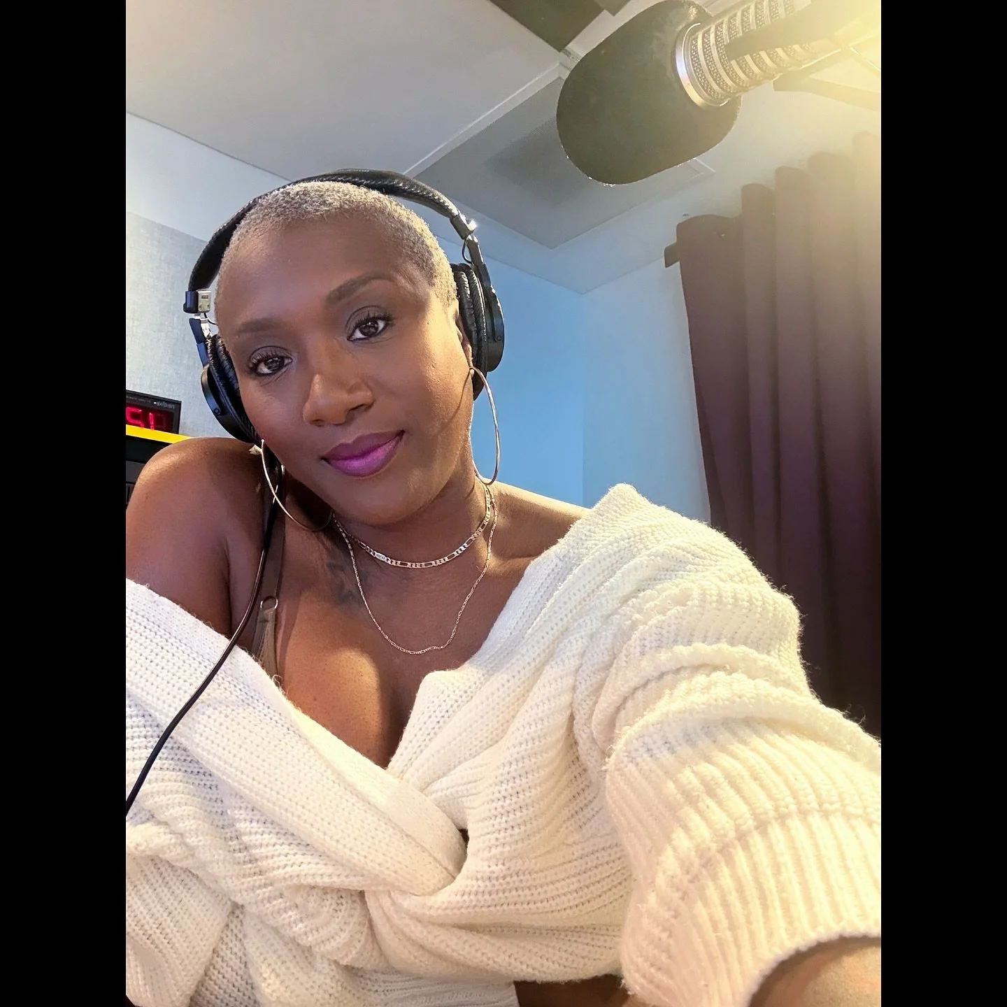 Unfortunately for things&hellip; they have no choice but to work out for me. 🩷

Weekdays just hit different when you&rsquo;re hanging w/ VJ ☺️ 10a-3p on MAJIC 102.3 #VJInTheMidday 🎶🔥 From the car to the cubicle to the couch&hellip; Tap in worldwid