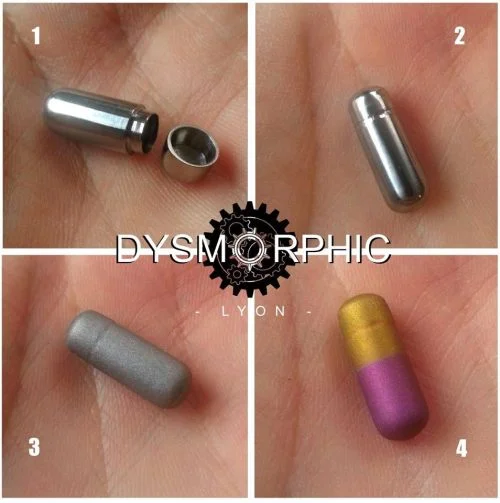 Implant d'une capsule subdermale (Hermetically sealed implant grade TiF136) contenant une météorite.
