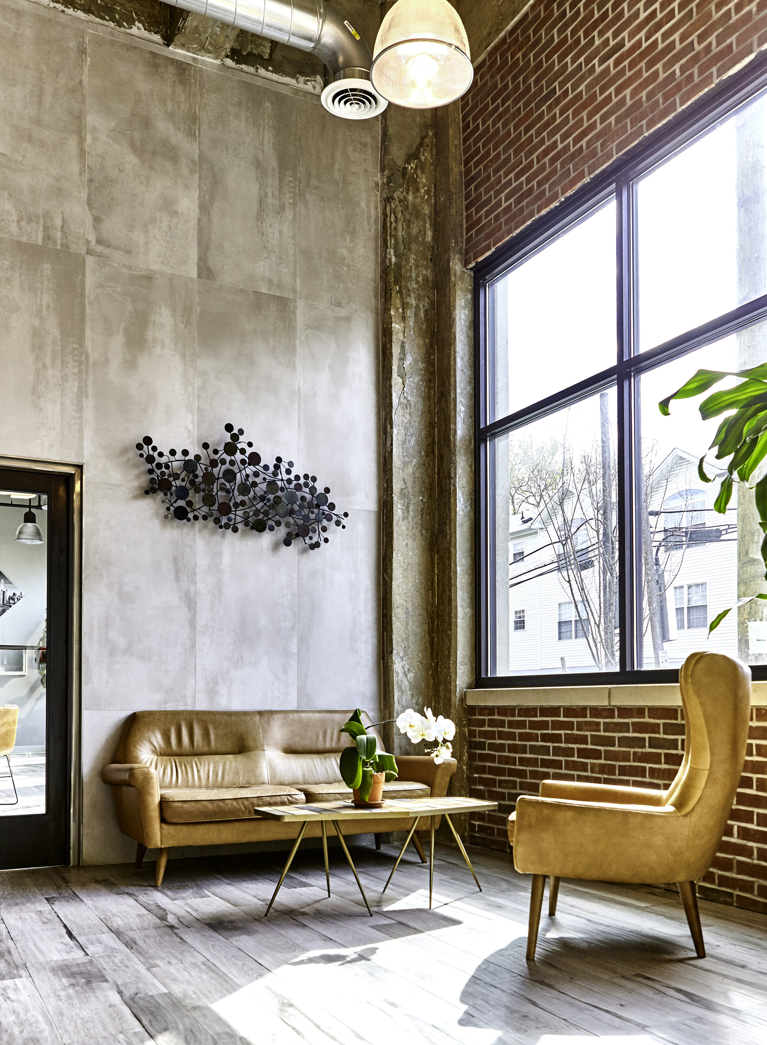 136 Oakland_Lobby 1.jpg