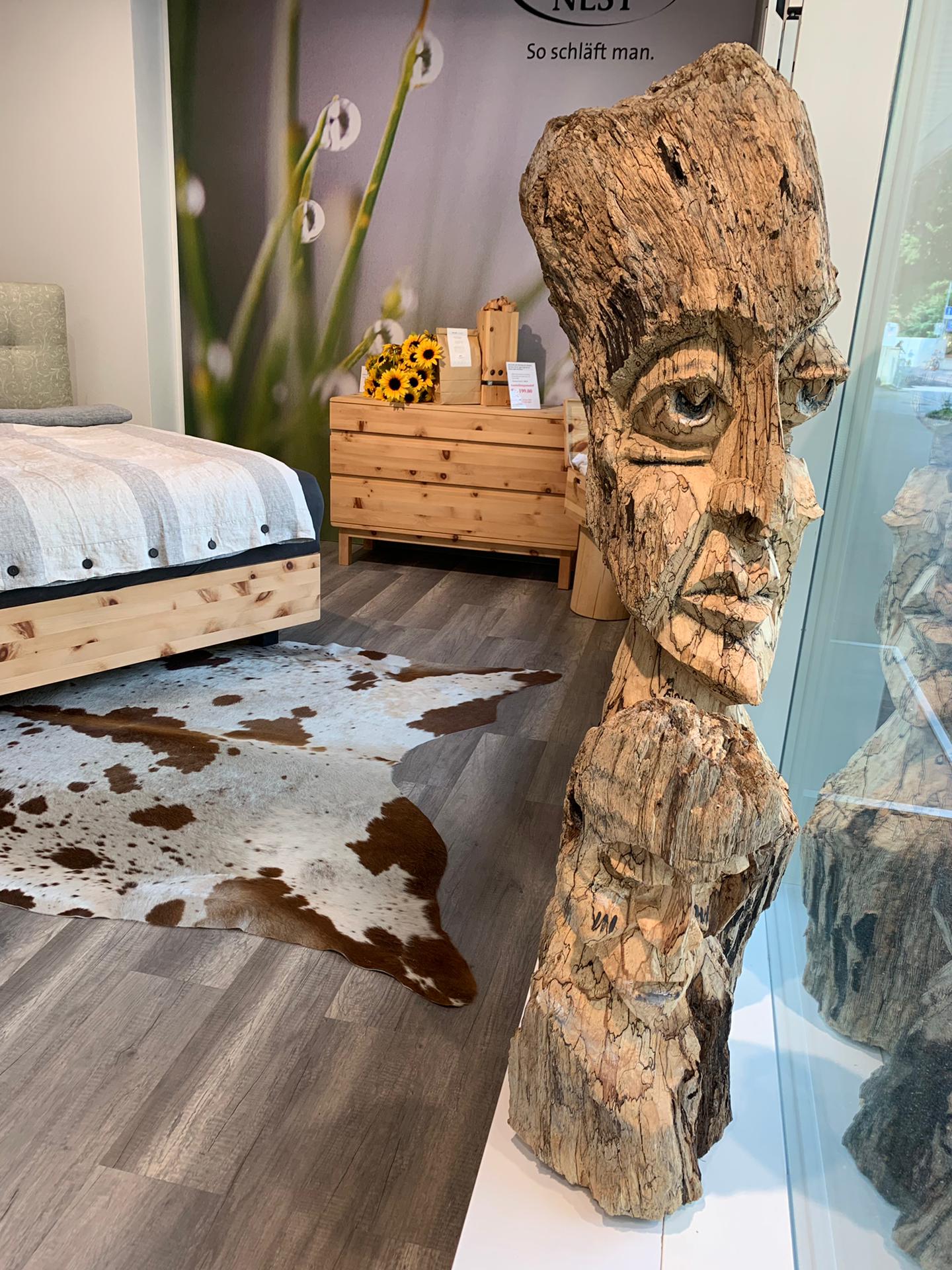 Atisso Goha, der Skulpteur der Giganten stellt noch bis Mitte November im Hüsler Nest Center in Chur aus