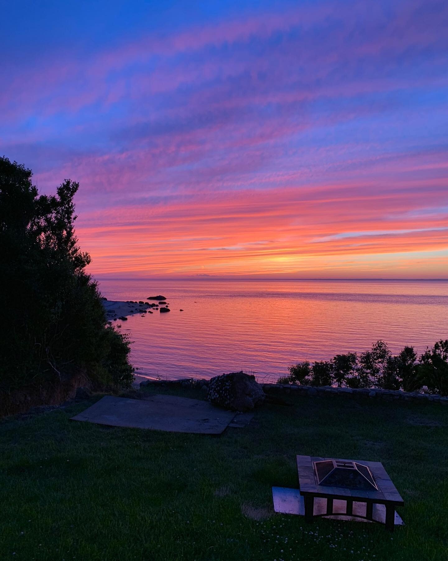 Candy colored skies on the North Fork 🍭
Veterans weekend available to rent &mdash; email john@aquaviewnofo.com 💌