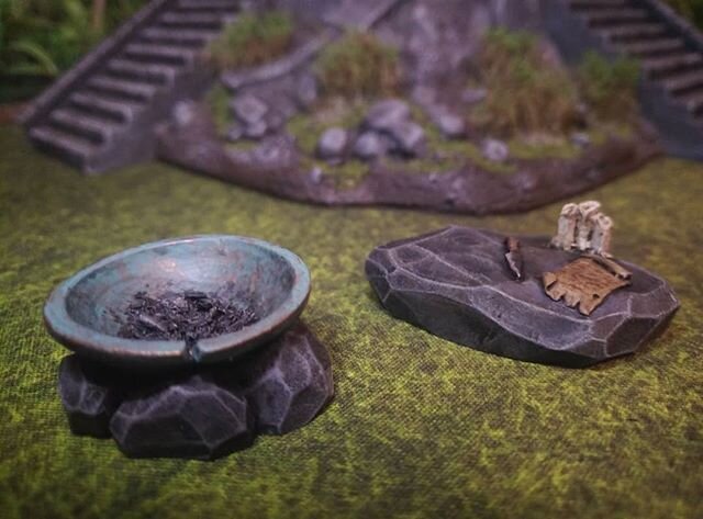 Some lovely scatter pieces from #Grabblecast . A sacrificial #altar and a bronze #brazier . I added a bit of texture in the brazier to make it seem a bit more worn. 
#roleplayinggames&nbsp;#skirmishgames #tabletopminiatures
#miniaturewargaming #reape