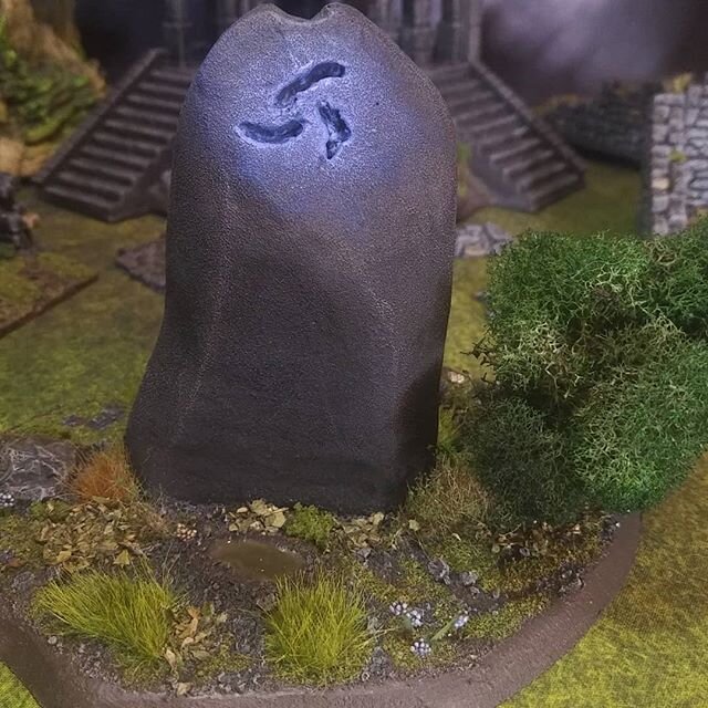 Shipmates,
Here is my entry in the #carveyouroathmark terrain contest. This #Oathmark belongs to the Dwarves of Clan Skytalon (my army) they are excellent navigators and honor the Sky Father's holy days in various runic stones to track seasons and c