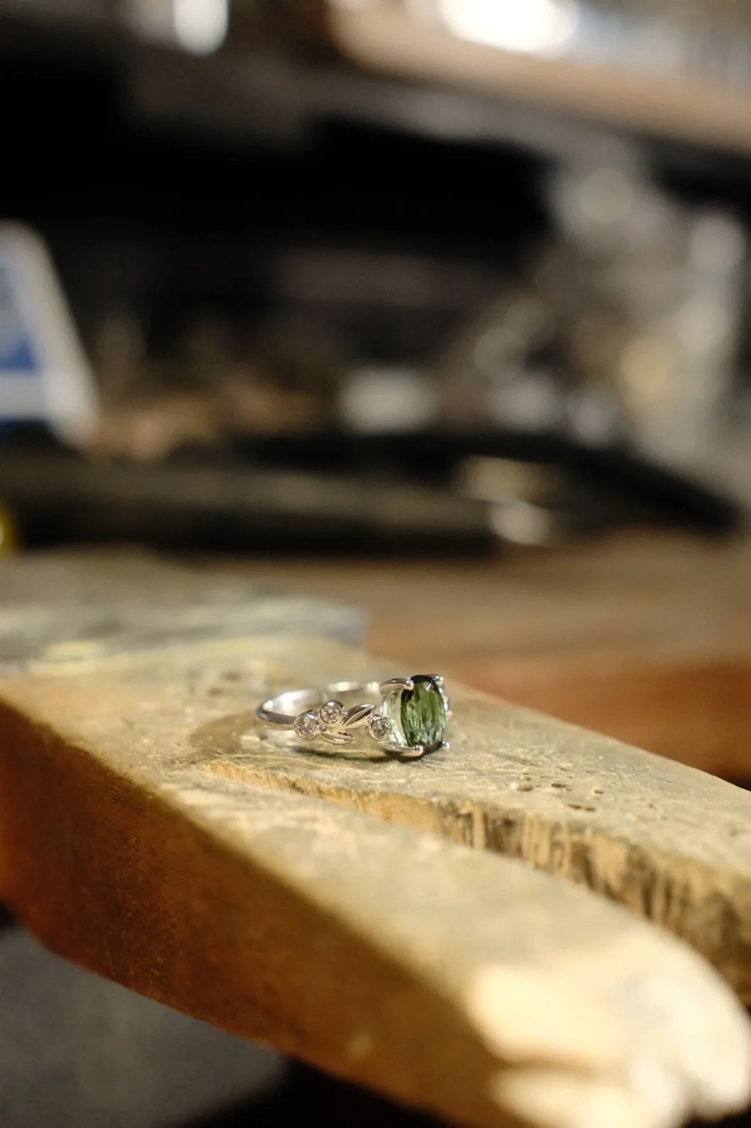 bespoke-engagmentring-greentourmaline-diamonds-leaves-whitegold.JPG