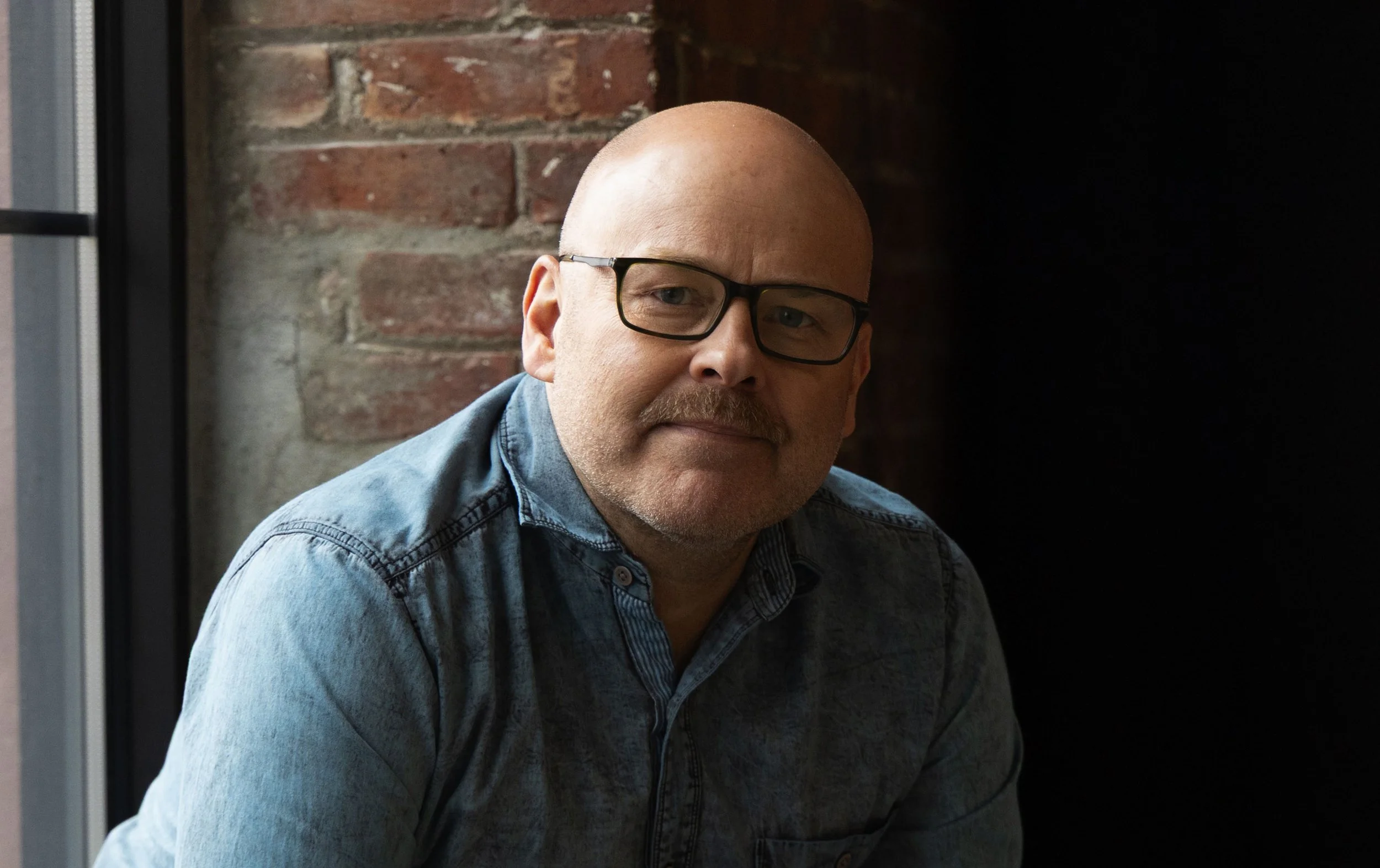 EP228 - Billion-Dollar Investor Warns: We’re Not Ready for the AI Era