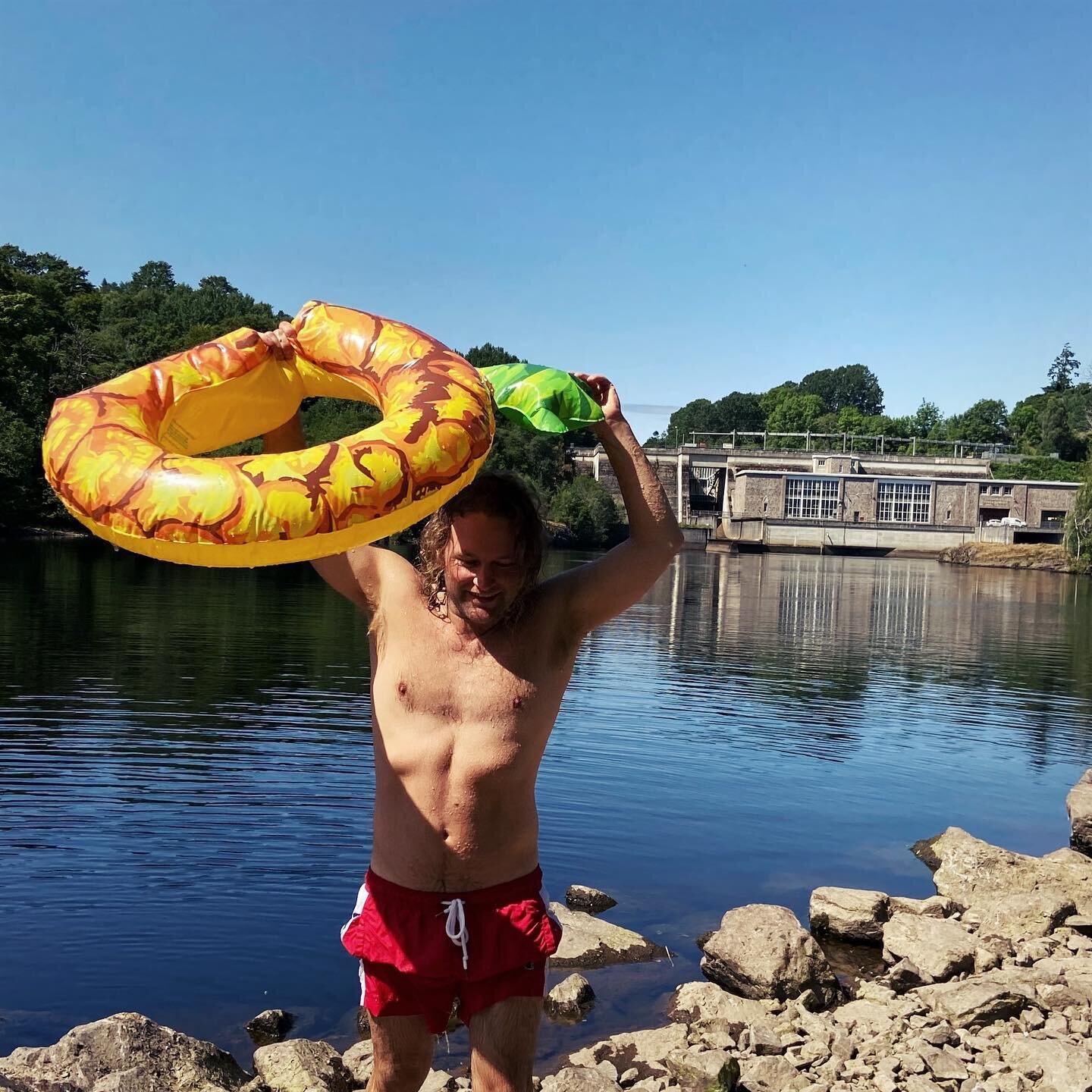 Definitely a day for an inflatable pineapple slice! Blue skies in the Scottish highlands and water now v warm! #pineapple #swimming #scottishhighlands #summering