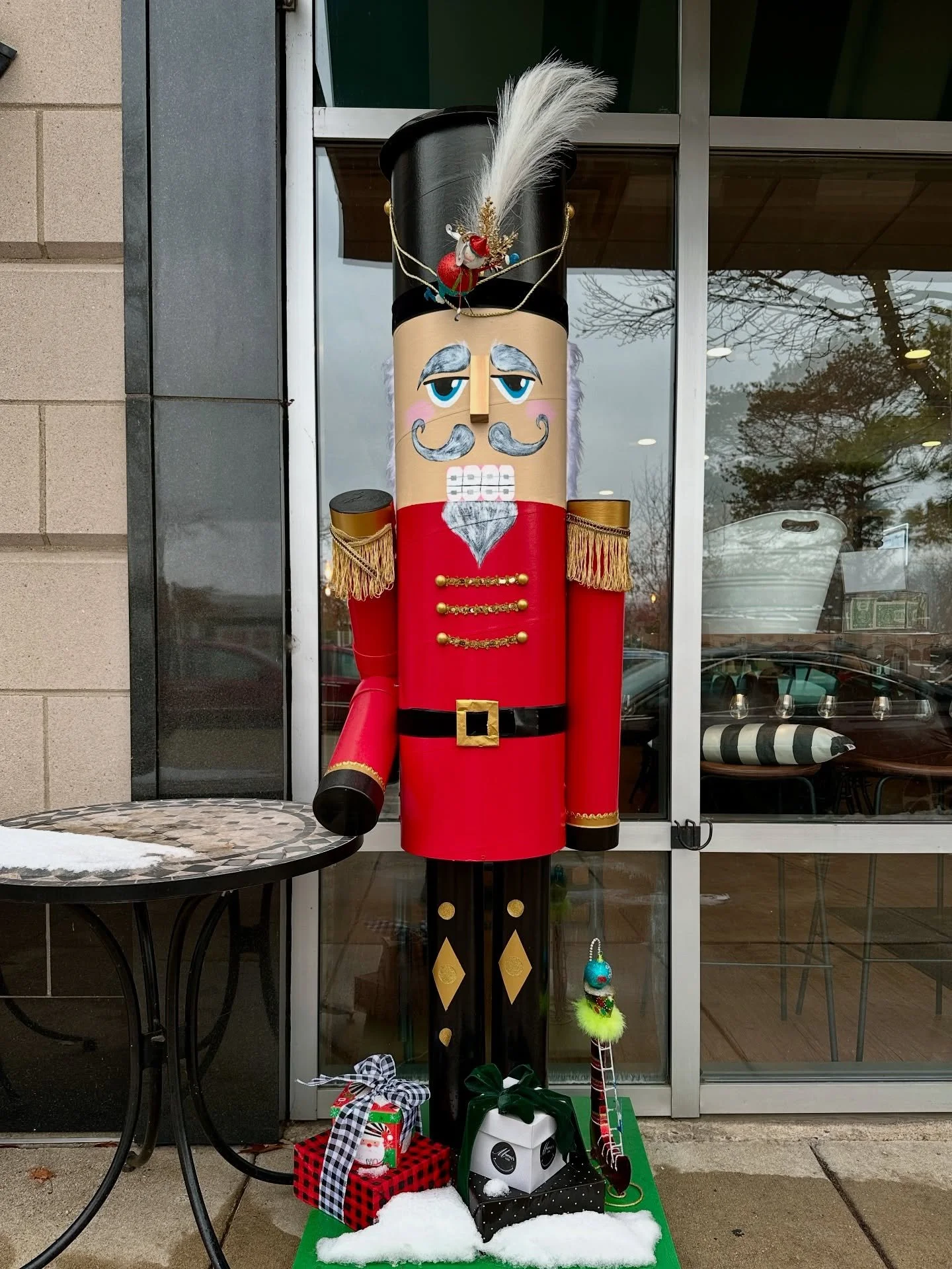 The gangs all here! Our Nutcrackers have returned to Hubbard Woods to brighten Green Bay Road for the holidays. Which one is your favorite?? 😍 
&bull;&bull;&bull;
#winnetka #hubbardwoods #HWDD #shopsmall @wngchamber