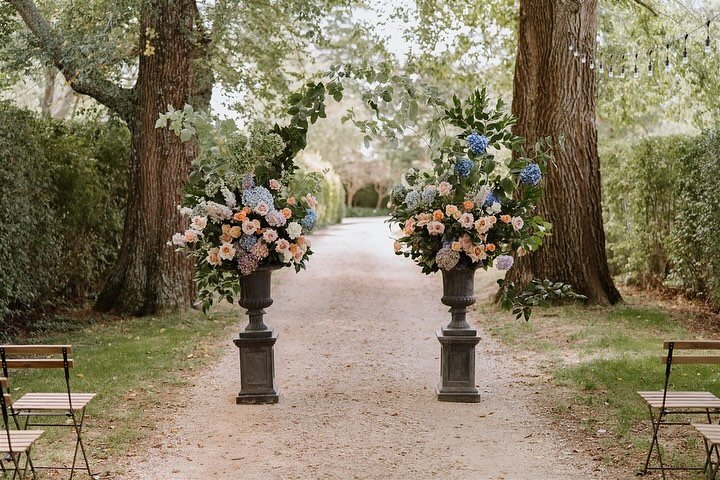 Natural Cathedral 🌳 our avenue of giant elms creates a majestic backdrop for your sunlit ceremony, framed by an aisle of all you favourite humans 🌷 
⠀⠀⠀⠀⠀⠀⠀⠀⠀
⠀⠀⠀⠀⠀⠀⠀⠀⠀
Captured by @elsacampbellphotography 
Styling &amp; flowers by @prunellaflowers