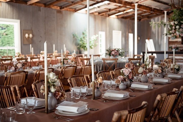 Dusky pink perfumed details from this beautiful day 🍑 when our barn was transformed with cane chairs, brass candles &amp; heirloom roses 
⠀⠀⠀⠀⠀⠀⠀⠀⠀
⠀⠀⠀⠀⠀⠀⠀⠀⠀
Alice &amp; Dylan&rsquo;s celebration captured by @tonyevansweddings