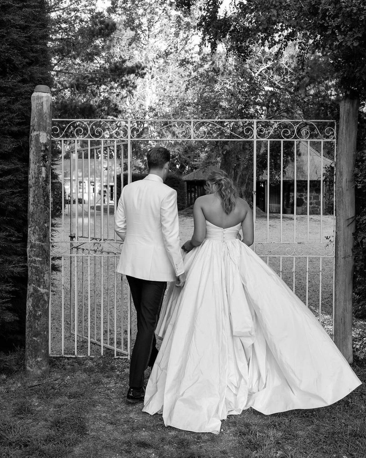 Through these gates to a magical portrait hour, in the gardens beyond 🥂 One of the perks of a private property wedding is surely not having to stray too far from your guests or miss too much of your own party, driving around the countryside to &lsqu