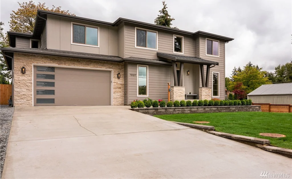 $999,988 Residence in Kenmore