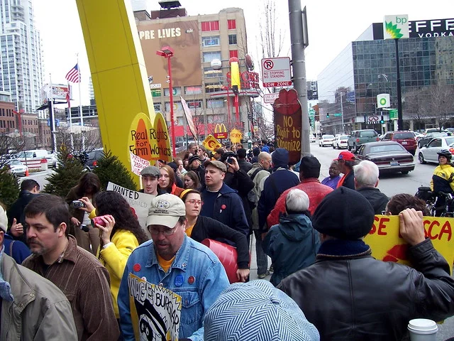 200 CIW marchers in front of McDonald's on Clark ( Carlos Fernandez )