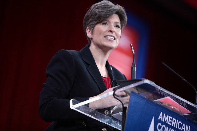 Joni Ernst ( Gage Skidmore )