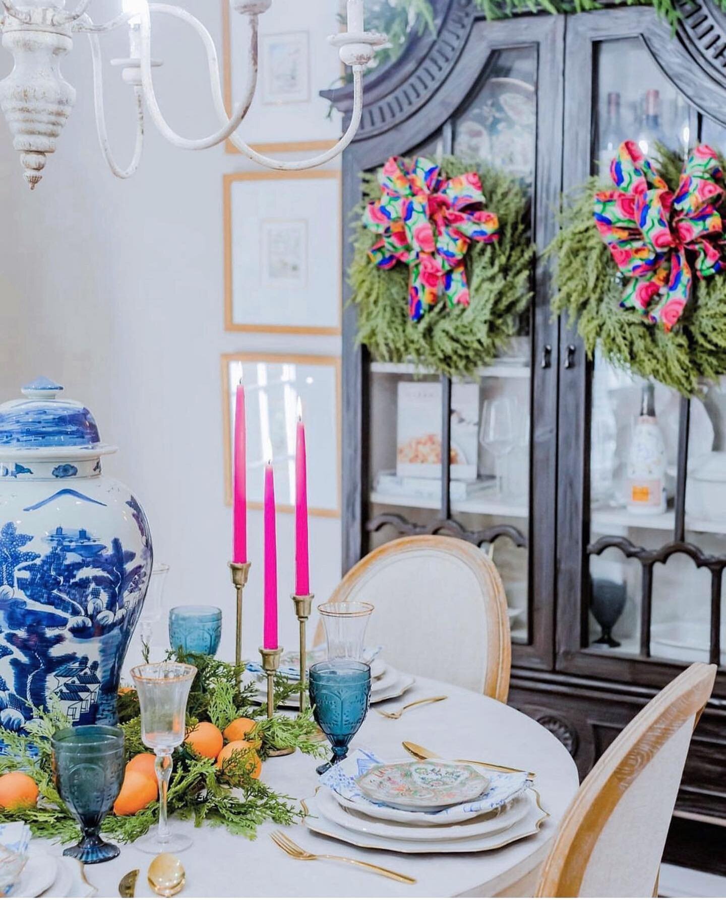 This ribbon was the perfect addition to this years holiday decor! The embellished design &amp; vibrant colors make such a statement! ✨ 

📸: @amyjowenphoto 

#interiordesign #interiordesigner #kings #kinginteriordesigns #holidaydecor #holidaydesign #
