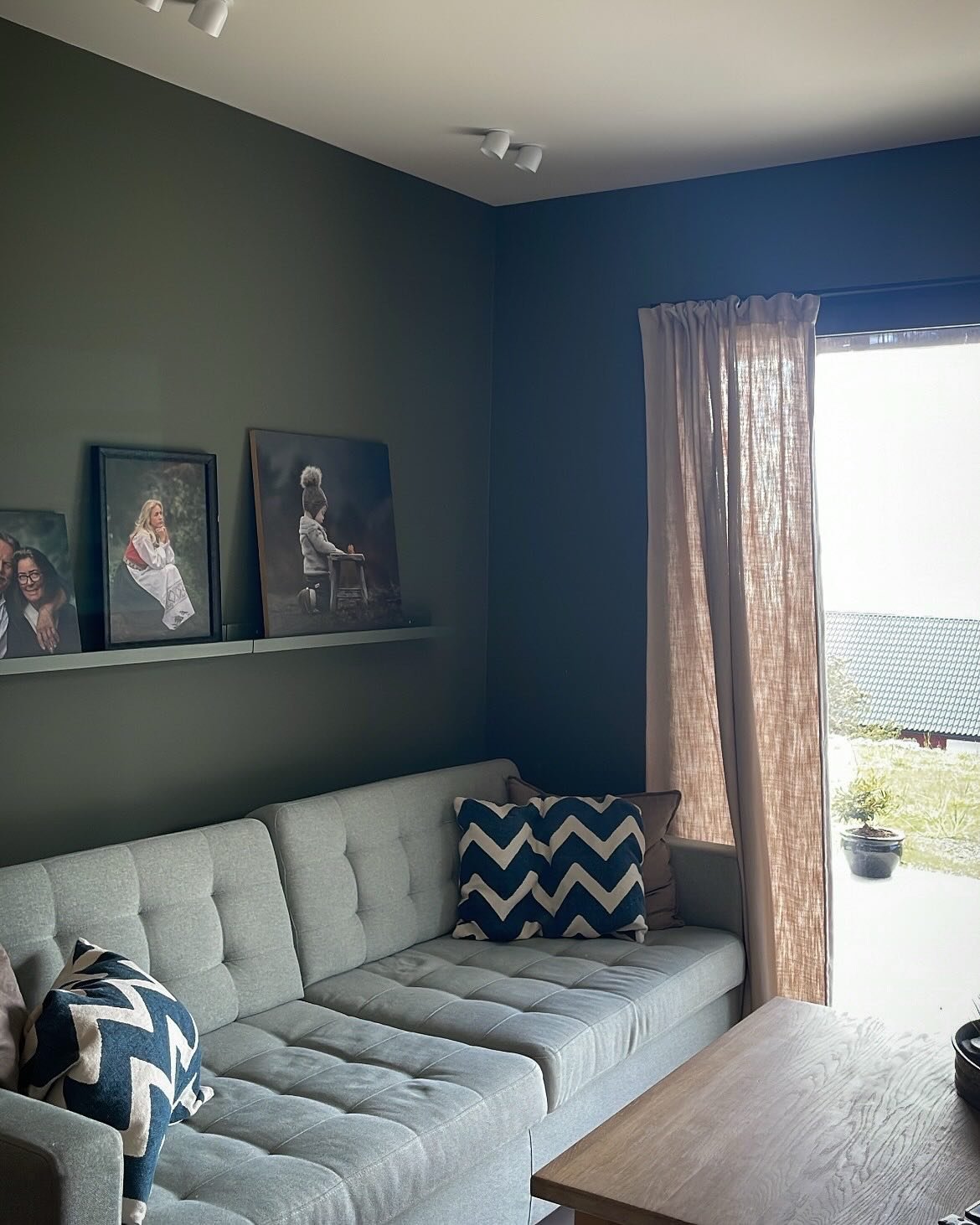 Etter at me flytta inn i nytt hus i september har dette rommet (som egentlig er kjellerstua v&aring;r 😅) blitt brukt til b&aring;de fotostudio og bestillingsm&oslash;te-rom. Men til hausten skjer det store ting. Eg flyttar inn i nytt studio i Sandei