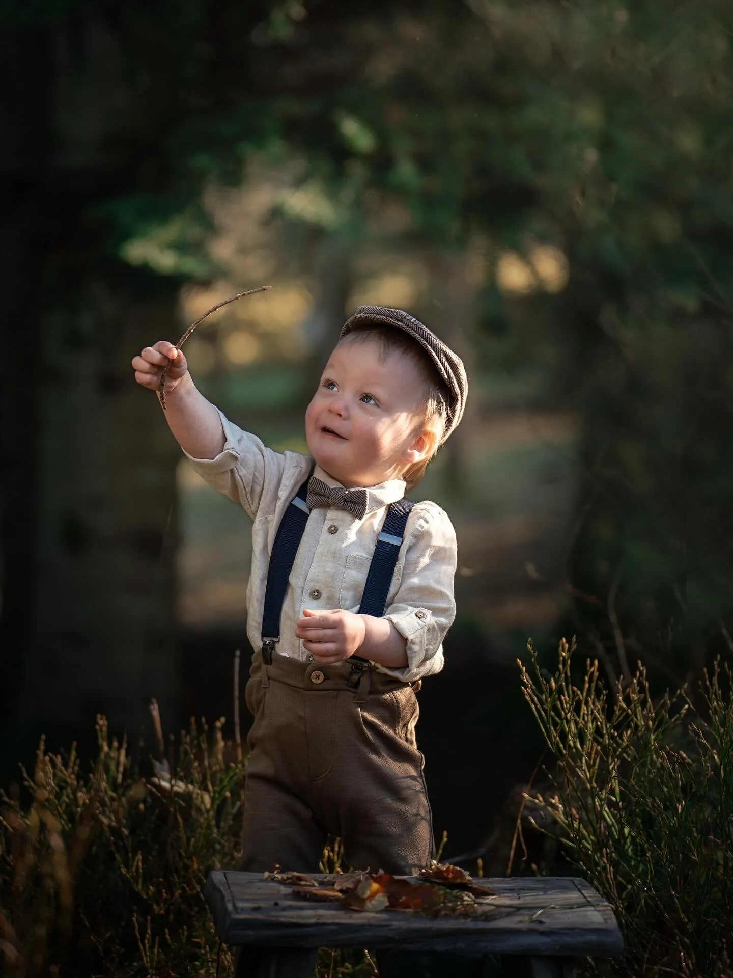 Jonah 🫶 &thinsp;
&thinsp;
For meg er det fantastisk &aring; m&oslash;te desse sm&aring; til fotografering. Dei er alltid nysgjerrige p&aring; det dei finn i naturen. Og n&aring; dei blir opptatt med kvister, blader og steiner er det lett &aring; f&a