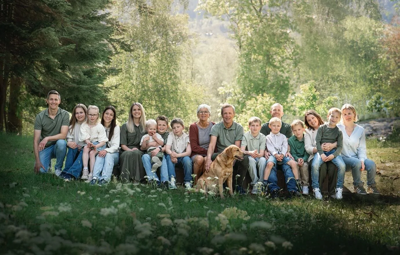 Storfamilien Gravels&aelig;ter &ndash; som perler p&aring; ei snor 😍&thinsp;
&thinsp;
Heile gjengen samla &ndash; for ei g&aring;ve! Eit par timar av livet deira har n&aring; blitt til varige minner i form av veggbilder, album og digitale filer.&thi