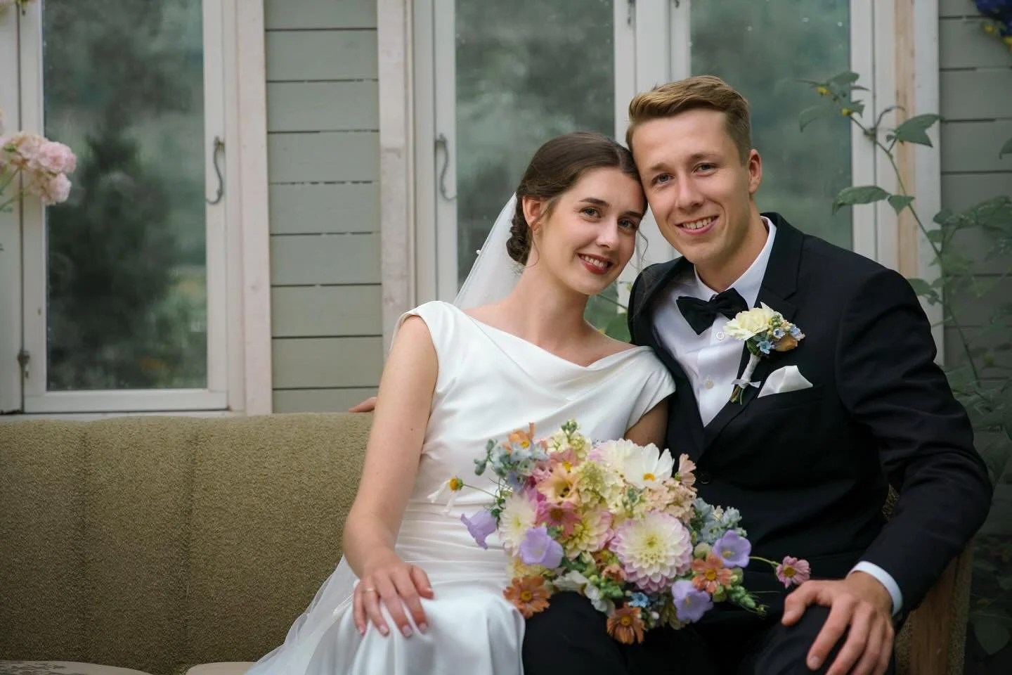 Ekte glede, ro og alt mellom linjene &ndash; det er det eg pr&oslash;ver &aring; fange i bildene mine 🤍&thinsp;
&thinsp;
Eg tek berre nokre f&aring; bryllup i &aring;ret, s&aring; ta gjerne kontakt om de &oslash;nsker meg med p&aring; dagen 💍&thins