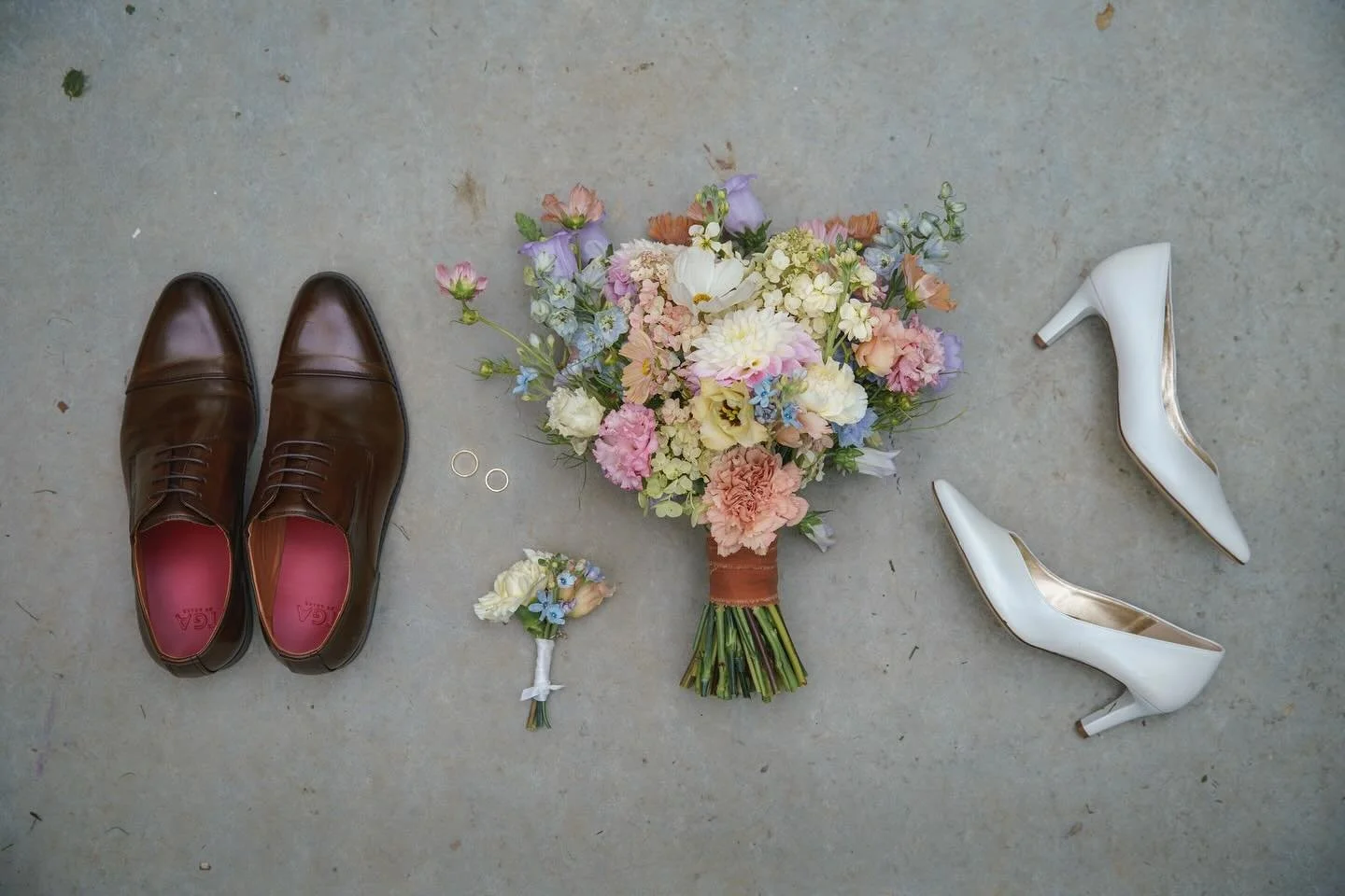 Dette biletet fortel mykje &ndash; forventning, detaljar og dei sm&aring; tinga som markerer starten p&aring; noko stort 💐👞👞💍👡👡&thinsp;
&thinsp;
Malin &amp; Tord 09.08.2025 💫✨✨&thinsp;
&thinsp;
&thinsp;
#bryllup #bryllupsfotograf #bryllupsfoto