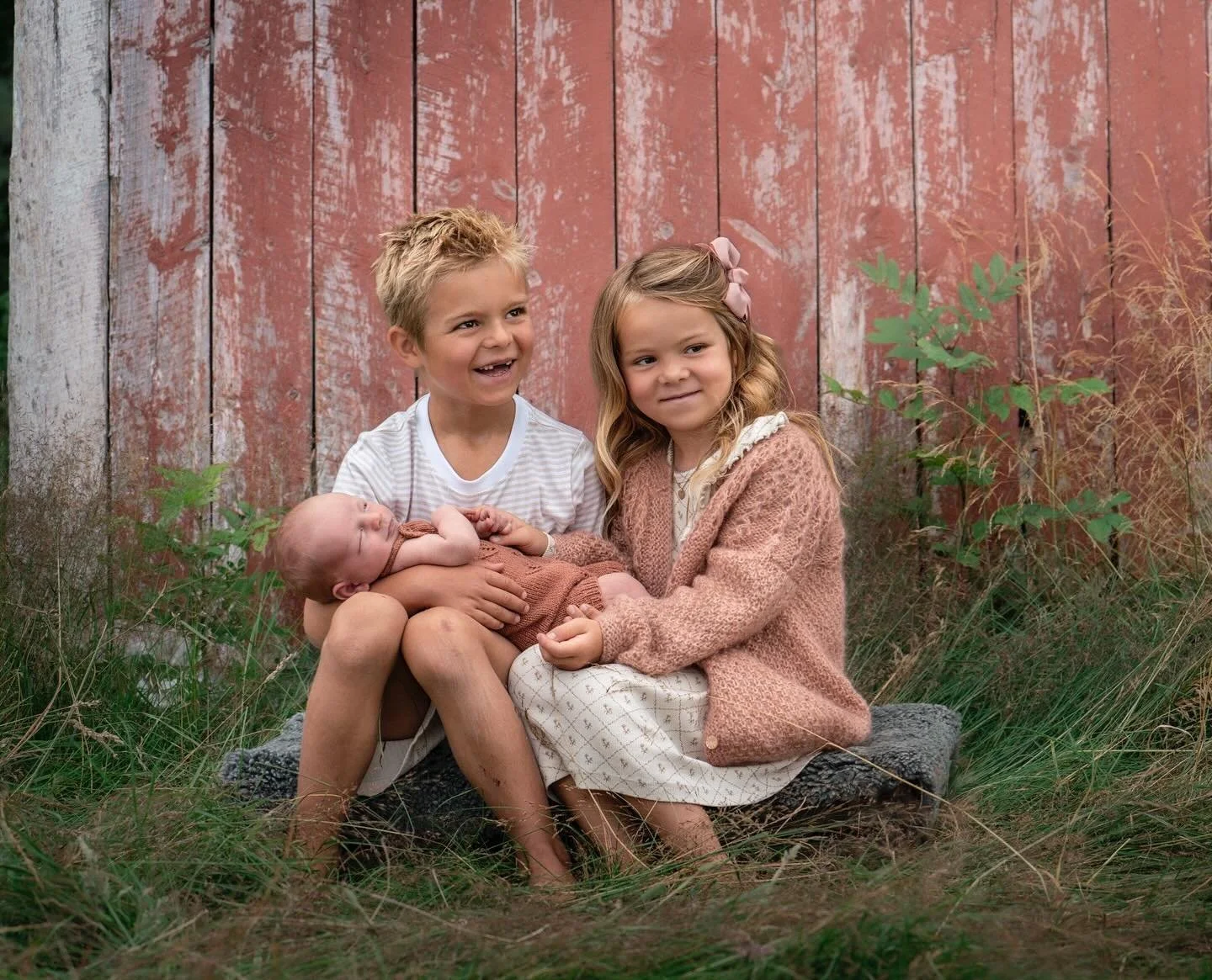 S&oslash;skenfoto i kombinasjon med nyf&oslash;dt er stas, syns eg 🍃 Stolt storebror og stores&oslash;ster 😇😇🩵&thinsp; 

PS! Legg merke til han litle som f&oslash;lger med 😉
&thinsp;
&thinsp;
&thinsp;
&thinsp;
#nyf&oslash;dtfotograf&thinsp; #nyf