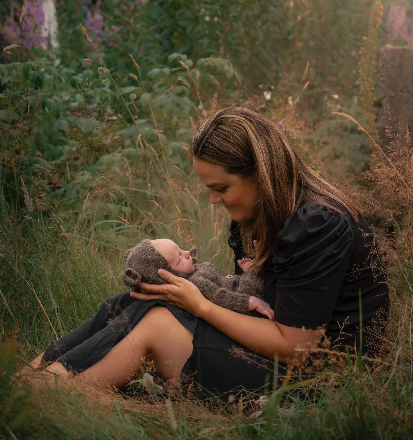 Mamma &amp; Mini 🤎 Heile vegen fr&aring; Sauda til Sandeid for sine nyf&oslash;dtbilder ute 🍃
Koselige s&oslash;skenbilder fekk me ogs&aring; 💫✨✨

#nyf&oslash;dt #nyf&oslash;dtfotograf #nyf&oslash;dtfoto #familiefoto #familiefotograf #familiebilde
