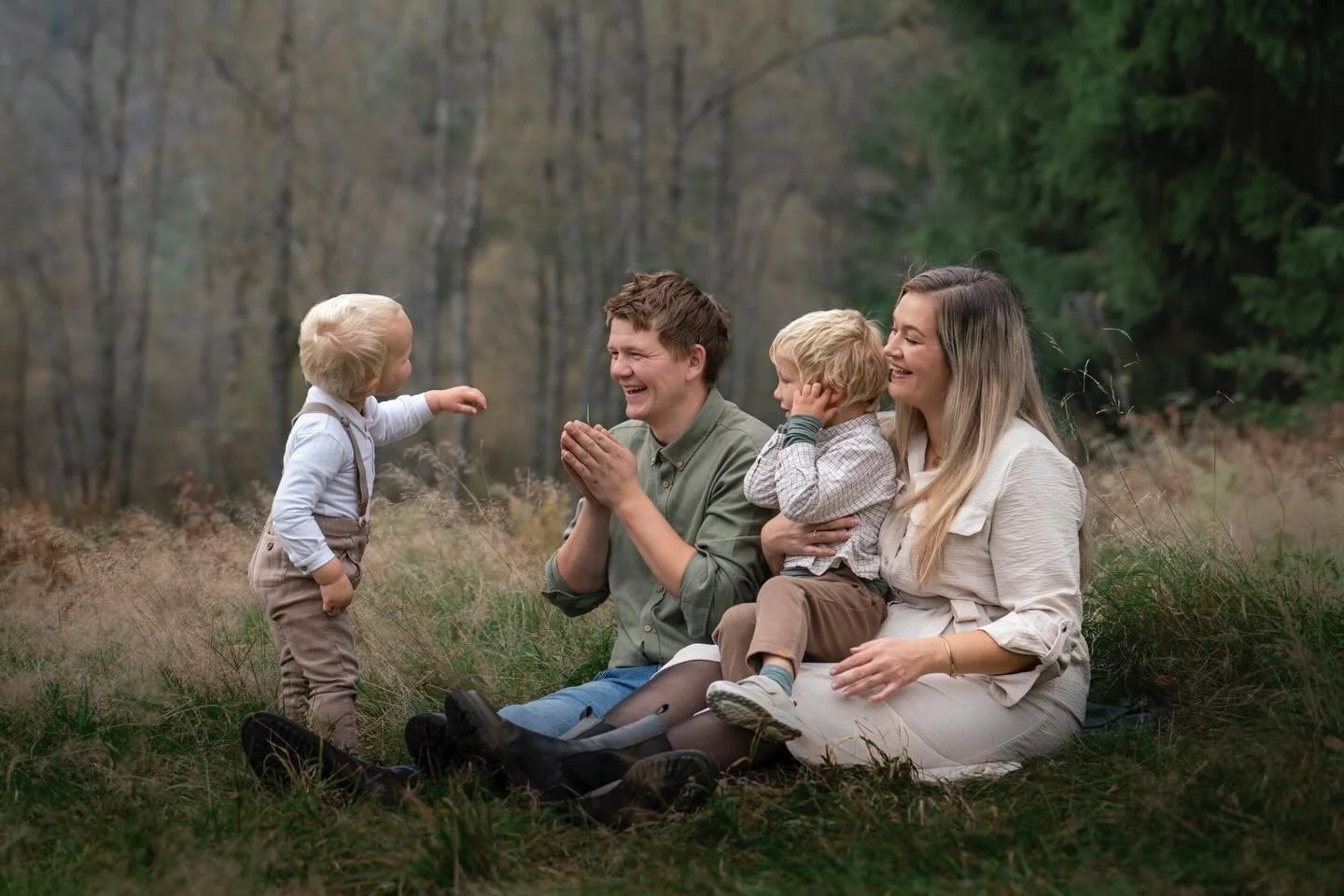 &Oslash;nsker alle ei god helg med dette herlige familiebildet 🌟&thinsp;
&thinsp;
Sj&aring; p&aring; gutane kor ulikt dei reagerer n&aring;r pappa bl&aring;ser i gras-str&aring;et, ein er nysgjerring og ein holder seg for &oslash;yrene - eit fantast