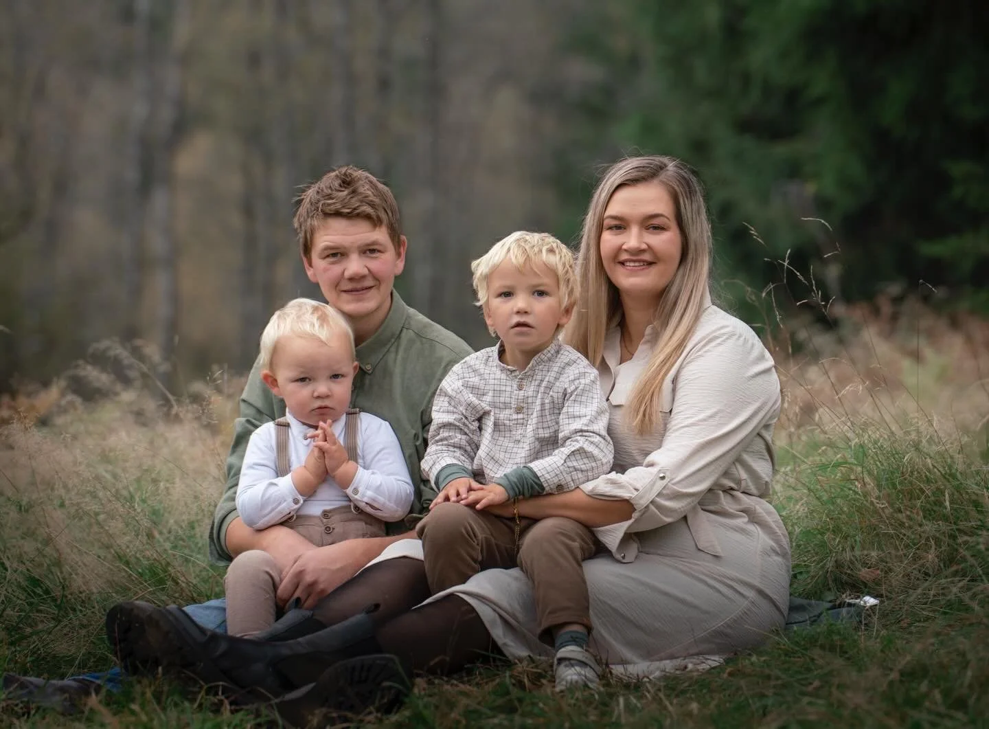 Familien Espevold i den fine haustskogen 🍂&thinsp;
&thinsp;
Alle &aring;rstider er fine for utebilder, men vinteren er gjerne undervurdert. Dei rolige jordfargane, den l&aring;ge sola og det kj&oslash;lige lyset gir ofte heilt nydelige bilder ✨&thin