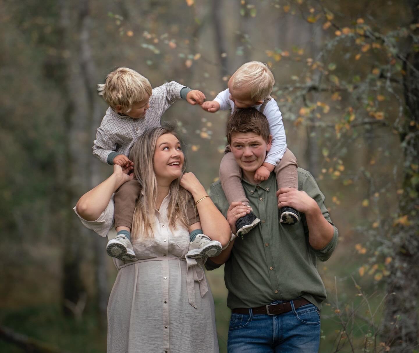 Ringen er slutta - eller blitt til eit hjarta om du vil 🫶 Legger du ogs&aring; merke til hjarta som formar seg i midten av denne fine familien? 🧡&thinsp;
&thinsp;
&thinsp;
&thinsp;
&thinsp;
#familiefoto #familiefotograf #familiebilder #familiefotog