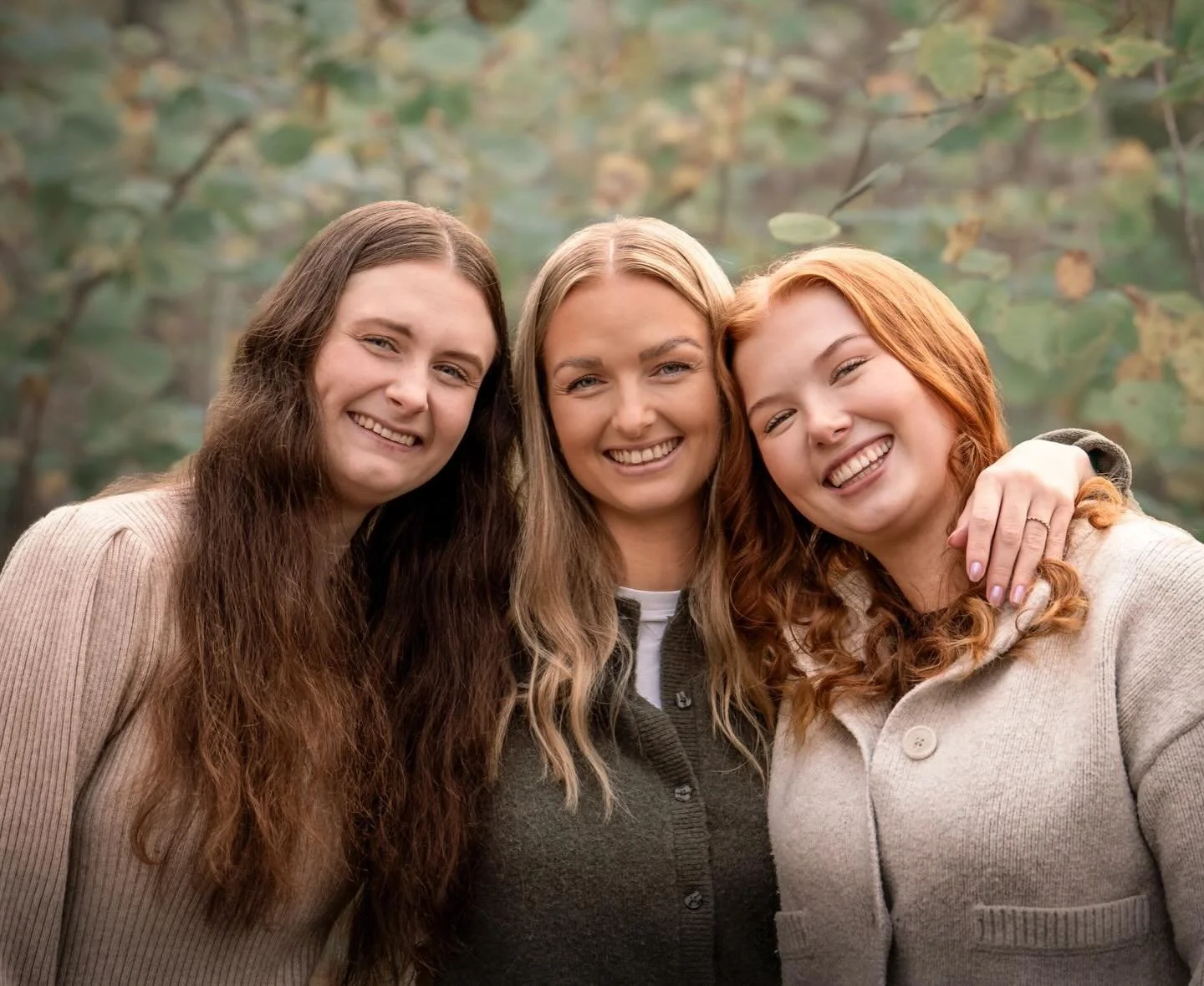 S&aring; fint &aring; ha bilder av familien sin n&aring;r alle er blitt vaksne. Det skjer mykje fr&aring; barna er sm&aring; til dei er blitt store, sj&oslash;lvstendige og fine folk 🌟Her fotograferte me heile gjengen, s&oslash;sken, foreldre og por