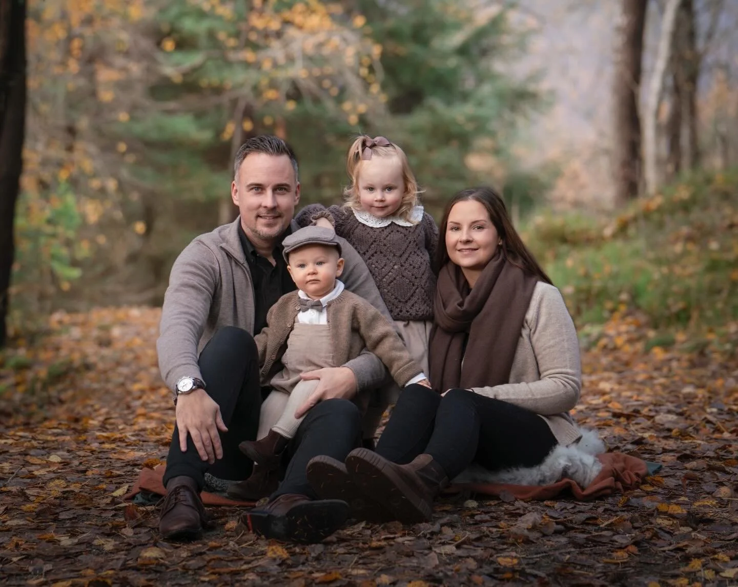 Finaste familien i haustskogen 🍂&thinsp;
&thinsp;
Familiefotografering er noko av det kjekkaste eg gjer &ndash; mest fordi det sjeldan g&aring;r heilt etter planen 😅 Dei minste vil ikkje alltid sitte stille - og det treng dei heller ikkje. Me impro