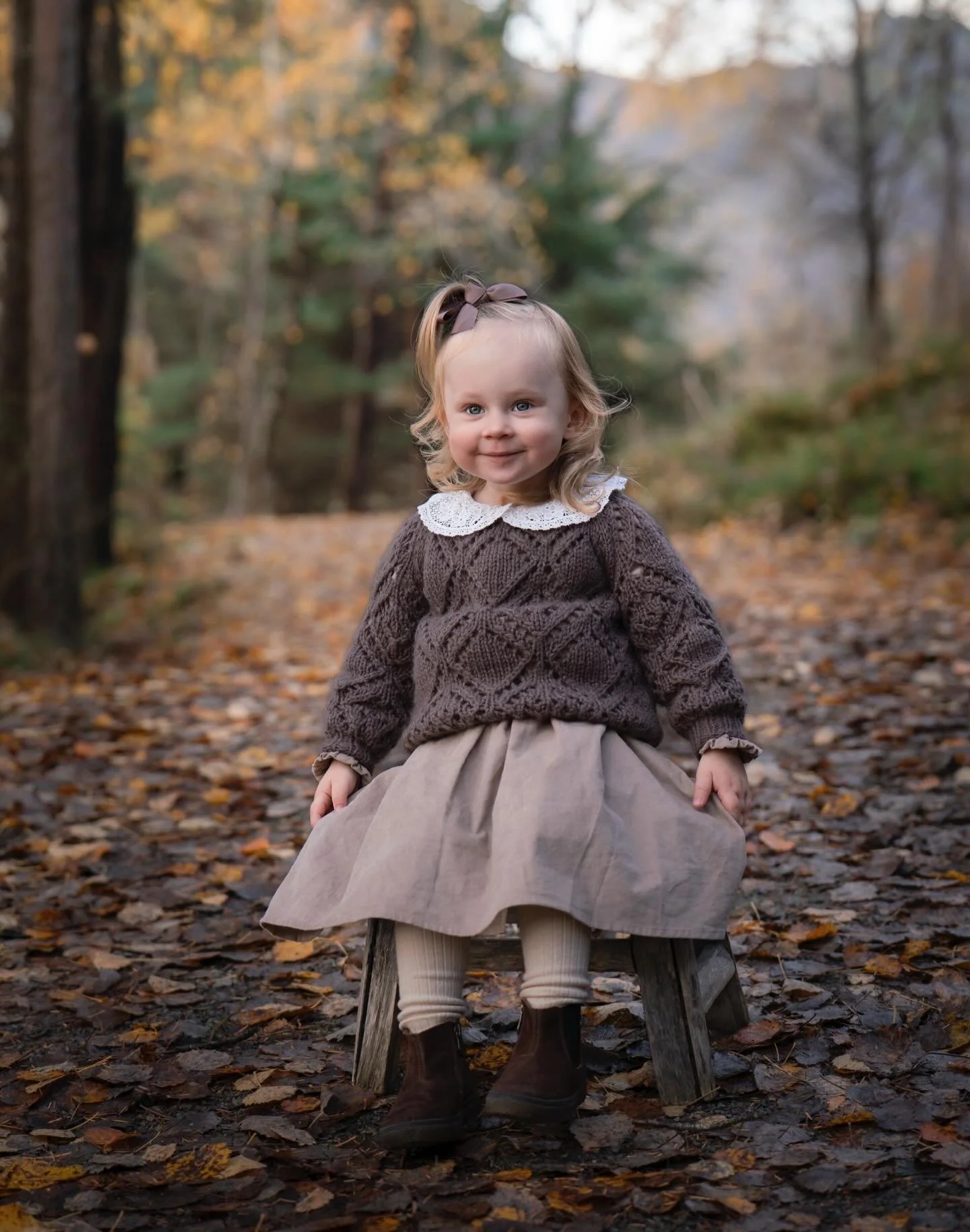 Ei herleg jente 🤎 Eg fekk fanga henne i eit lite augeblikk, sittande p&aring; krakken. Ei travel lita jente med mykje utstr&aring;ling og sjarm 🥰&thinsp;
&thinsp;
&thinsp;
&thinsp;
&thinsp;
&thinsp;
#familiefoto #familiefotograf #familiebilder #fam