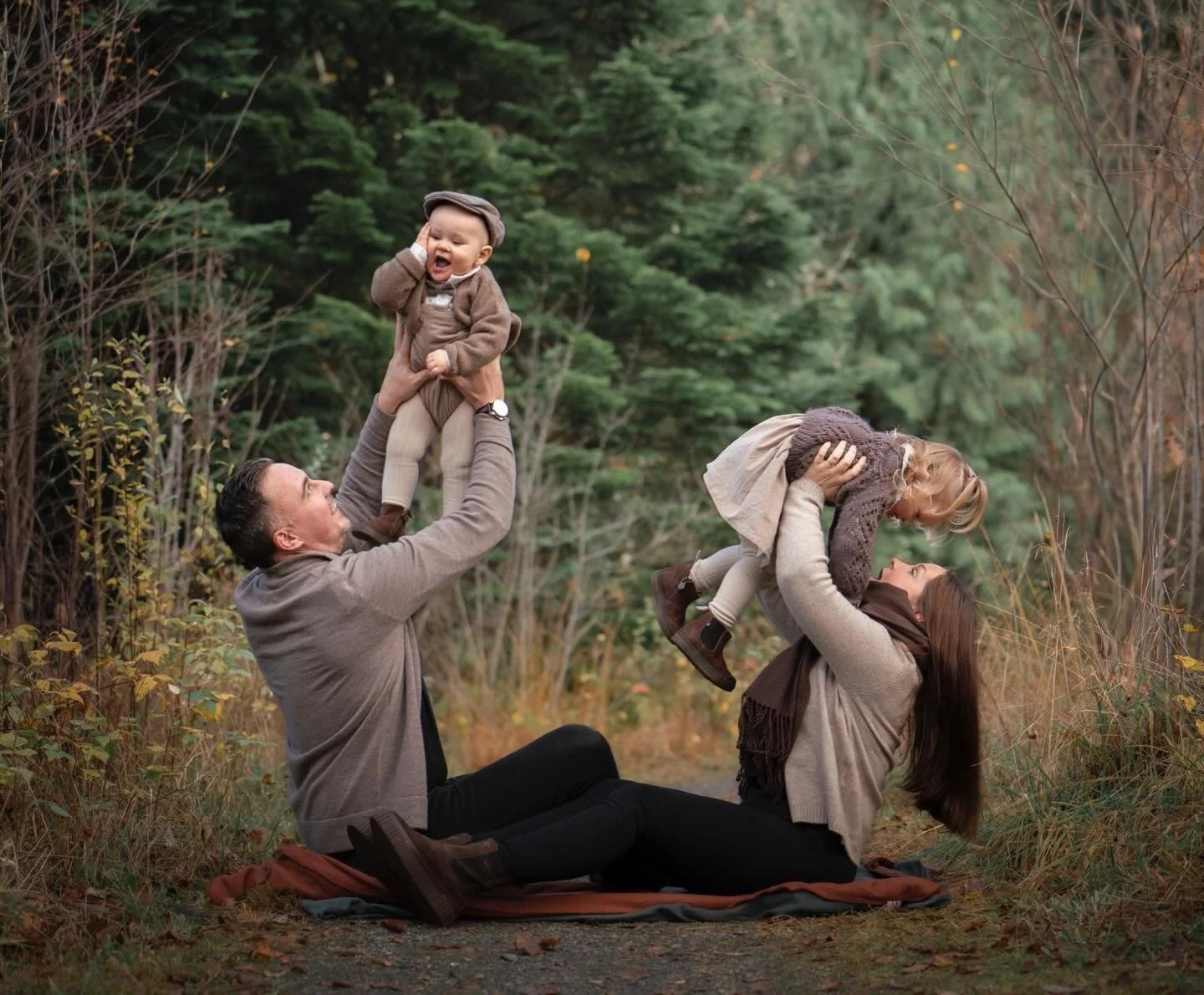 Tull og t&oslash;ys er ofte det som skal til for at dei minste skal trivast under fotograferinga 🤗 N&aring;r dei kjenner seg trygge og har det kjekt, blir bildene meir levande og ekte 😍&thinsp;
&thinsp;
&thinsp;
&thinsp;
&thinsp;
&thinsp;
&thinsp;
