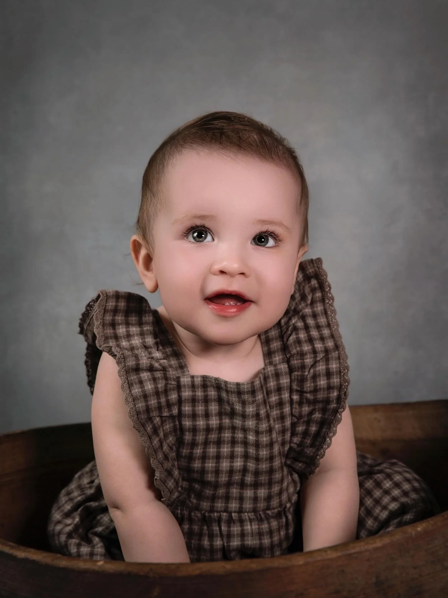 Velkomen til studiofotografering hos meg i mitt nye studio i Sandeid 📸&thinsp;
&thinsp;
Me tek oss god tid, b&aring;de f&oslash;r og under fotograferinga. Det skal kjennast trygt og uanstrengt, utan stress og mas &ndash; for b&aring;de barn og forel