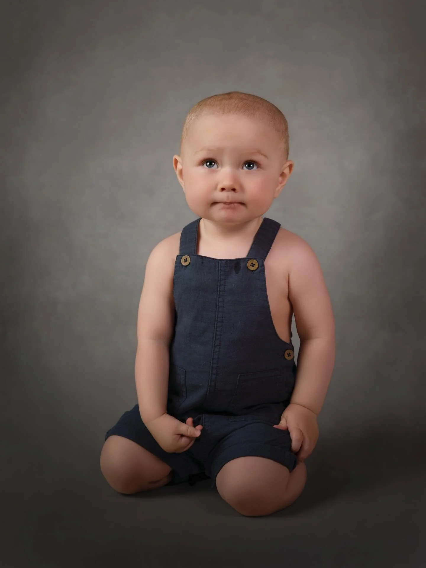 Skj&oslash;nnasen her d&aring; 🥹&thinsp;
Eg har leika meg litt med ulike bakgrunnar og det er kjekt &aring; sj&aring; kor ulikt uttrykket blir ✨&thinsp;
&thinsp;
Vil du ta bilete inne i studio eller ute i vinter?&thinsp; For &aring; markere opninga 