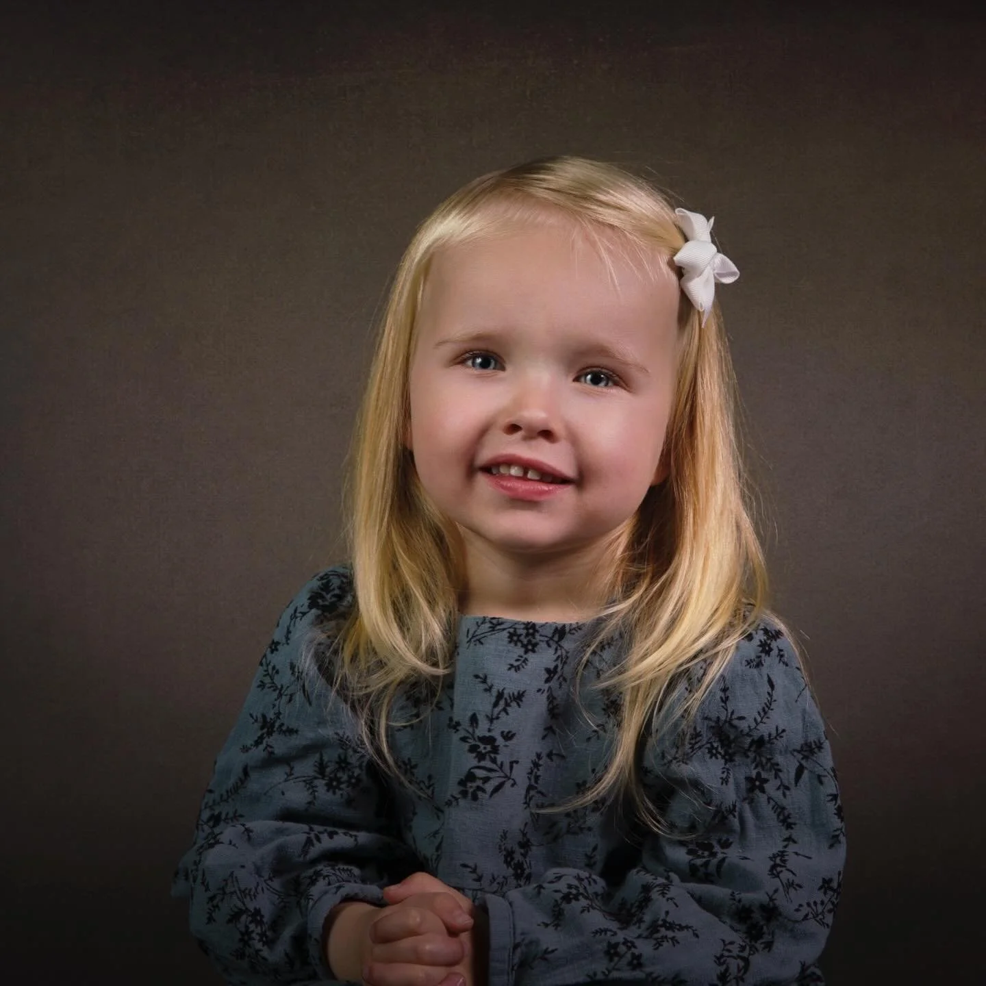 F&oslash;r jul fekk eg begge jentene v&aring;re med i studio 🥰🥰 Dette er Olava som er 3 &aring;r og v&aring;rt eldste barnebarn 😇

Ho var heilt med i fr&aring; starten. Heilt fram til ho ikkje var det lenger 😅 Alts&aring; heilt normalt&hellip;😉
