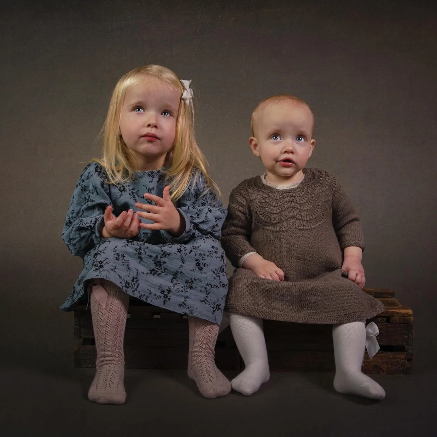 Mange foreldre tenker at ungane m&aring; vere rolige, h&oslash;yre etter og sj&aring; i kamera for at ei fotografering skal g&aring; bra. Det treng dei ikkje 🫶&thinsp;
&thinsp;
Sm&aring; s&oslash;sken treng egentlig bare litt tid, ein trygg vaksen i