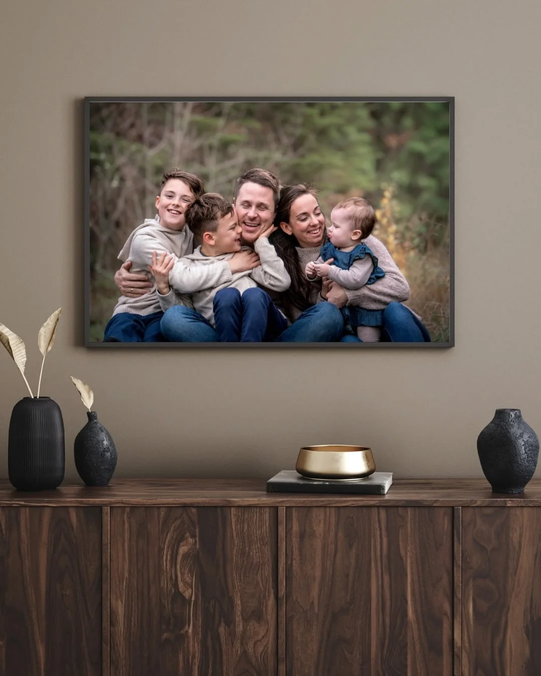 Lurer du p&aring; korleis ei familiefotografering hos meg f&oslash;reg&aring;r?👇

Me set av god tid - som oftast rundt ein, til ein og ein halv time - enten ute eller i studio. Det skal vere rom for &aring; senke skuldrene, vere i bevegelse, le og l