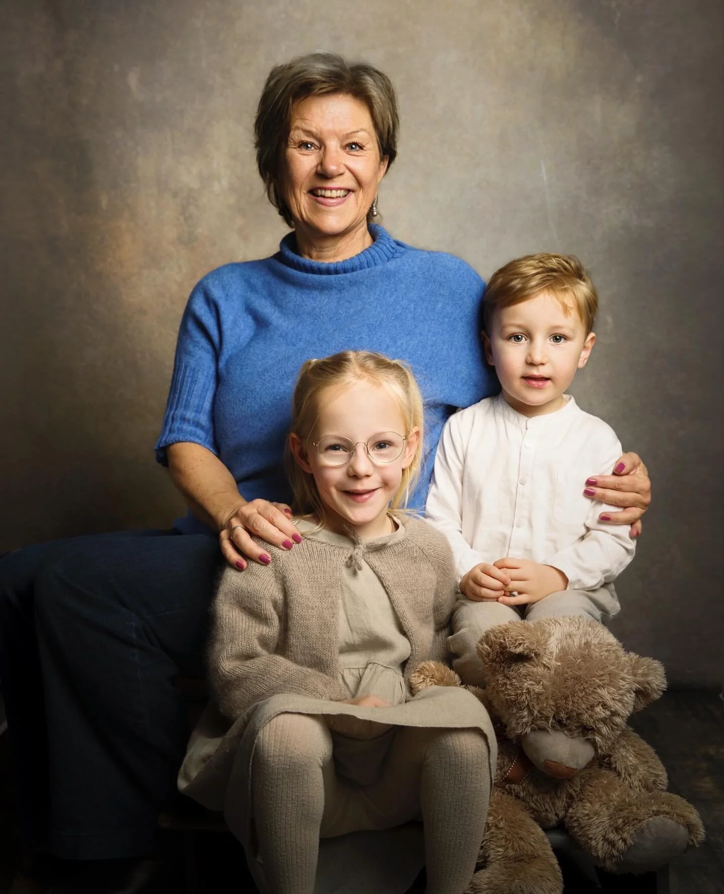 Eg tenker at gode bilder saman med besteforeldre betyr meir enn ein kanskje trur, spesielt n&aring;r ein blir eldre 🤎&thinsp;&thinsp;
&thinsp;&thinsp;
Dette bildet er fr&aring; &aring;pen dag i studio i januar. Eit fint minne 🤩&thinsp;&thinsp;
&thi