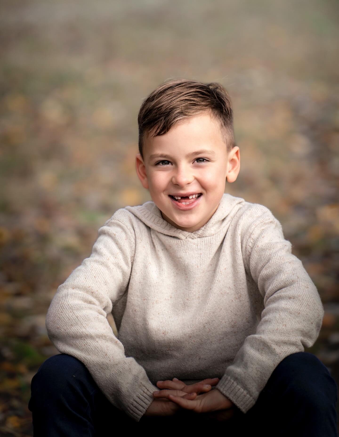 Om de &oslash;nsker det, tar eg ogs&aring; portrett av kvart enkelt barn under familiefotograferinga.

Dette er den kule mellomste broren 😎

&hellip;