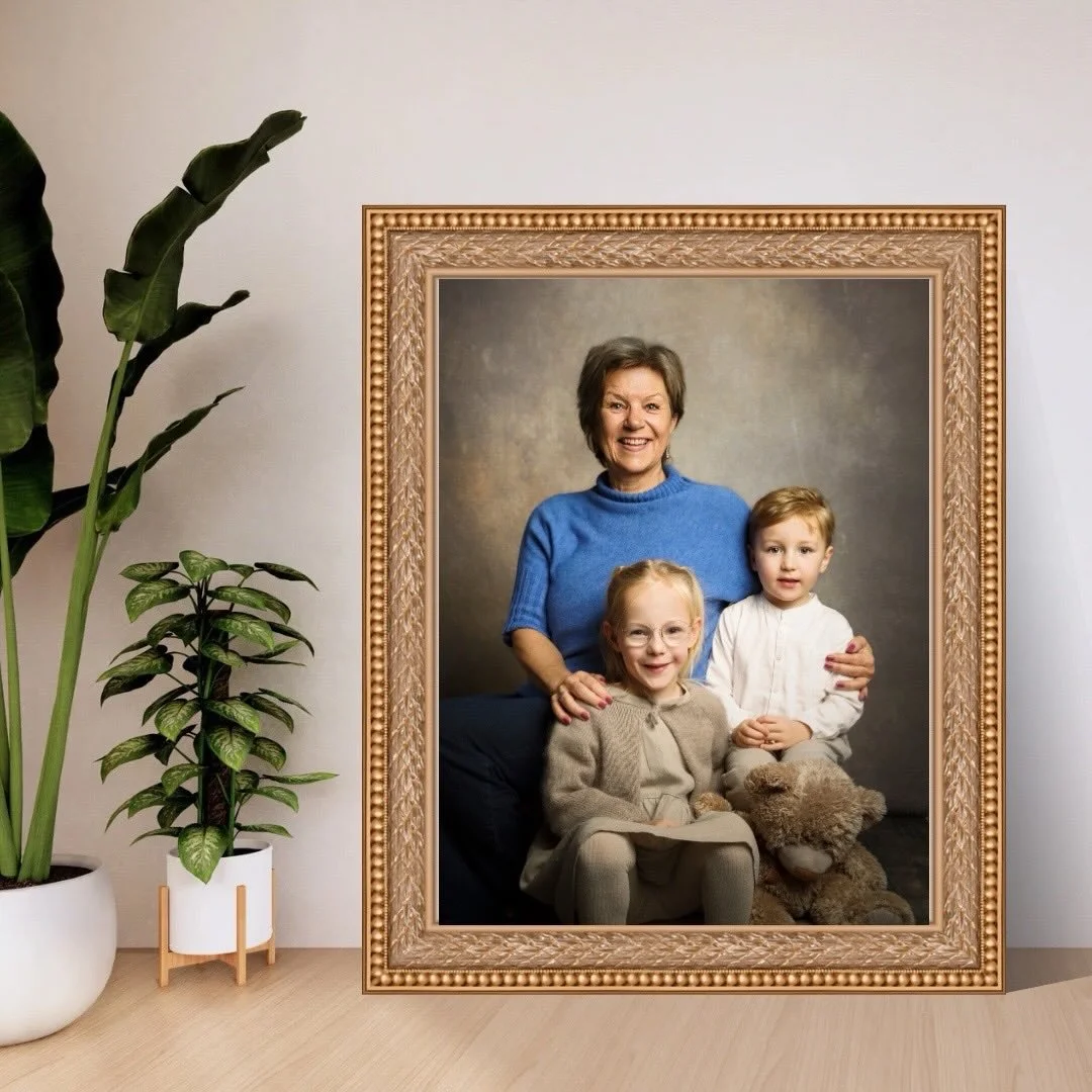 Eit bilde av mormor og barnebarna p&aring; veggen❣️

I dag er det kanskje &laquo;bare&raquo; eit fint bilde.

Om nokre &aring;r, eit godt minne.

Ein gong, kanskje noko av det mest verdifulle ein har 🫶

&hellip;