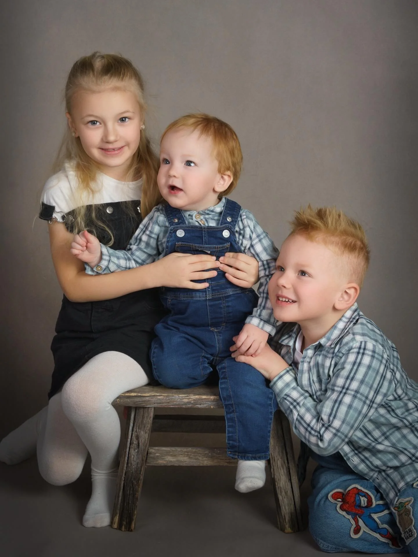 Desse 3 d&aring; 🥹 

S&oslash;skenfotografering i studio for nokre veker sidan. Ein serie med bilder som blir til ein skatt etter kvart som &aring;ra g&aring;r 💎✨

Eg bare diggar buksa #spiderman 🕷️

Har du planar om studio- eller utefotografering